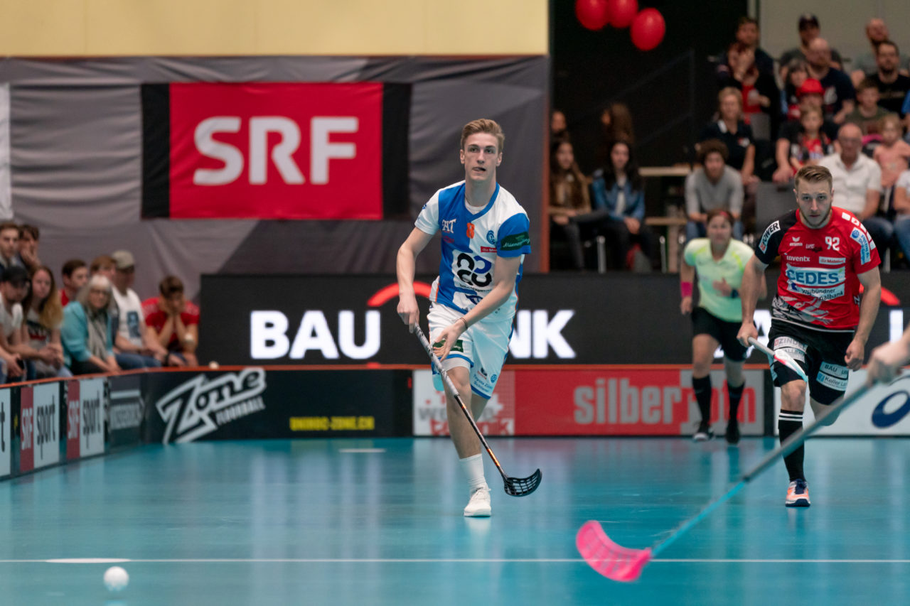 Turnhalle Lust (Maienfeld), 20.04.2019, Unihockey Herren NLA 1/2-Final Spiel 6, Alligator Malans - GC Unihockey, Moritz Mock (Nr. 8, GC Unihockey) spielt einen Pass

(Claudio Schwarz, unihockey-fotos.ch)

Copyright: Claudio Schwarz, unihockey-fotos.ch – Dieses Bild wurde durch swiss unihockey lizenziert und darf ausschliesslich auf den Online-Kanälen von swiss unihockey verwendet werden. Die redaktionelle oder kommerzielle Nutzung durch Dritte (Medien, Vereine, Unternehmen oder Privatpersonen) per Download von diesem flickr-Account ist ausgeschlossen. Das Bild kann bei Interesse via unihockey-fotos.ch kostenpflichtig lizenziert werden. unihockey-fotos.ch behält sich vor, fehlbaren Medien, Vereinen, Unternehmen oder Privatpersonen Bilder mit einem Zuschlag in Rechnung zu stellen.