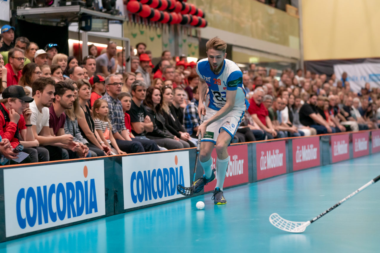 Turnhalle Lust (Maienfeld), 20.04.2019, Unihockey Herren NLA 1/2-Final Spiel 6, Alligator Malans - GC Unihockey, Florian Wenk (Nr. 29, GC Unihockey) am Ball

(Claudio Schwarz, unihockey-fotos.ch)

Copyright: Claudio Schwarz, unihockey-fotos.ch – Dieses Bild wurde durch swiss unihockey lizenziert und darf ausschliesslich auf den Online-Kanälen von swiss unihockey verwendet werden. Die redaktionelle oder kommerzielle Nutzung durch Dritte (Medien, Vereine, Unternehmen oder Privatpersonen) per Download von diesem flickr-Account ist ausgeschlossen. Das Bild kann bei Interesse via unihockey-fotos.ch kostenpflichtig lizenziert werden. unihockey-fotos.ch behält sich vor, fehlbaren Medien, Vereinen, Unternehmen oder Privatpersonen Bilder mit einem Zuschlag in Rechnung zu stellen.
