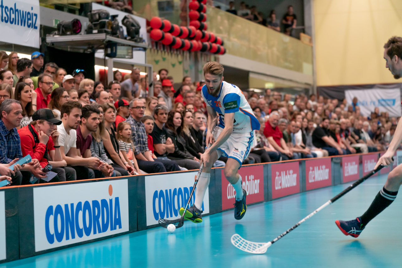 Turnhalle Lust (Maienfeld), 20.04.2019, Unihockey Herren NLA 1/2-Final Spiel 6, Alligator Malans - GC Unihockey, Florian Wenk (Nr. 29, GC Unihockey) am Ball

(Claudio Schwarz, unihockey-fotos.ch)

Copyright: Claudio Schwarz, unihockey-fotos.ch – Dieses Bild wurde durch swiss unihockey lizenziert und darf ausschliesslich auf den Online-Kanälen von swiss unihockey verwendet werden. Die redaktionelle oder kommerzielle Nutzung durch Dritte (Medien, Vereine, Unternehmen oder Privatpersonen) per Download von diesem flickr-Account ist ausgeschlossen. Das Bild kann bei Interesse via unihockey-fotos.ch kostenpflichtig lizenziert werden. unihockey-fotos.ch behält sich vor, fehlbaren Medien, Vereinen, Unternehmen oder Privatpersonen Bilder mit einem Zuschlag in Rechnung zu stellen.