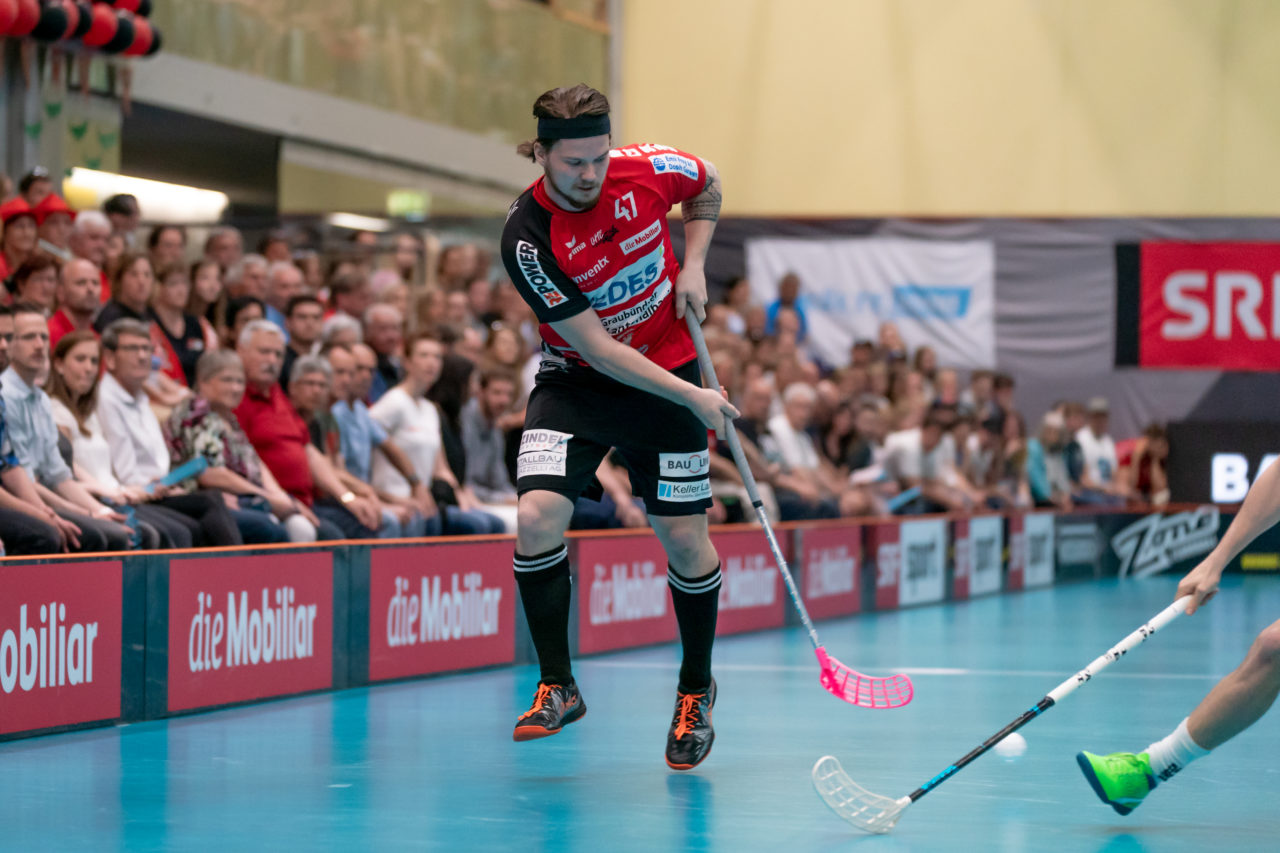 Turnhalle Lust (Maienfeld), 20.04.2019, Unihockey Herren NLA 1/2-Final Spiel 6, Alligator Malans - GC Unihockey, Kevin Berry (Nr. 47, Alligator Malans) spielt den Ball weg

(Claudio Schwarz, unihockey-fotos.ch)

Copyright: Claudio Schwarz, unihockey-fotos.ch – Dieses Bild wurde durch swiss unihockey lizenziert und darf ausschliesslich auf den Online-Kanälen von swiss unihockey verwendet werden. Die redaktionelle oder kommerzielle Nutzung durch Dritte (Medien, Vereine, Unternehmen oder Privatpersonen) per Download von diesem flickr-Account ist ausgeschlossen. Das Bild kann bei Interesse via unihockey-fotos.ch kostenpflichtig lizenziert werden. unihockey-fotos.ch behält sich vor, fehlbaren Medien, Vereinen, Unternehmen oder Privatpersonen Bilder mit einem Zuschlag in Rechnung zu stellen.