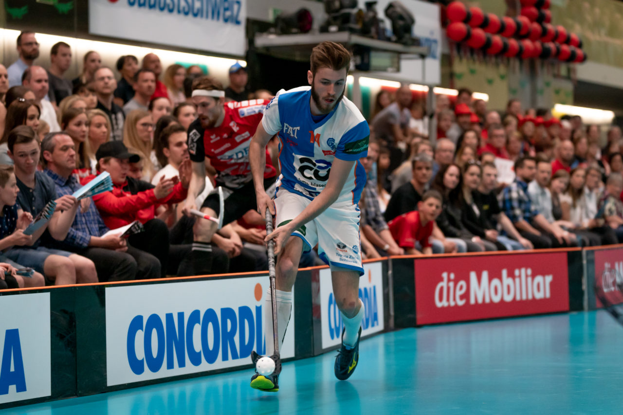 Turnhalle Lust (Maienfeld), 20.04.2019, Unihockey Herren NLA 1/2-Final Spiel 6, Alligator Malans - GC Unihockey, Simon Laubscher (Nr. 14, GC Unihockey) am Ball

(Claudio Schwarz, unihockey-fotos.ch)

Copyright: Claudio Schwarz, unihockey-fotos.ch – Dieses Bild wurde durch swiss unihockey lizenziert und darf ausschliesslich auf den Online-Kanälen von swiss unihockey verwendet werden. Die redaktionelle oder kommerzielle Nutzung durch Dritte (Medien, Vereine, Unternehmen oder Privatpersonen) per Download von diesem flickr-Account ist ausgeschlossen. Das Bild kann bei Interesse via unihockey-fotos.ch kostenpflichtig lizenziert werden. unihockey-fotos.ch behält sich vor, fehlbaren Medien, Vereinen, Unternehmen oder Privatpersonen Bilder mit einem Zuschlag in Rechnung zu stellen.