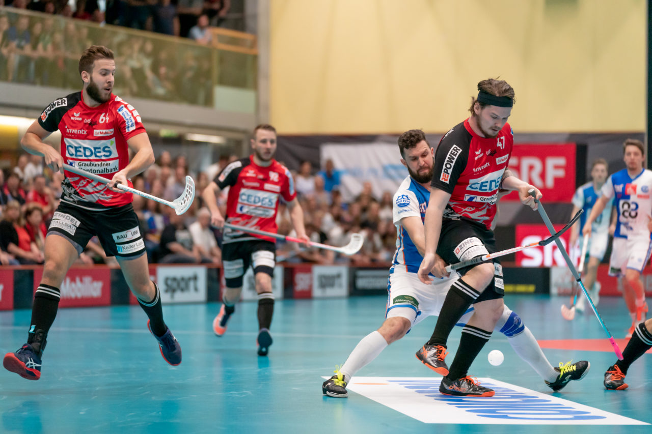 Turnhalle Lust (Maienfeld), 20.04.2019, Unihockey Herren NLA 1/2-Final Spiel 6, Alligator Malans - GC Unihockey, Christoph Meier (Nr. 25, GC Unihockey) im Zweikampf mit Kevin Berry (Nr. 47, Alligator Malans)

(Claudio Schwarz, unihockey-fotos.ch)

Copyright: Claudio Schwarz, unihockey-fotos.ch – Dieses Bild wurde durch swiss unihockey lizenziert und darf ausschliesslich auf den Online-Kanälen von swiss unihockey verwendet werden. Die redaktionelle oder kommerzielle Nutzung durch Dritte (Medien, Vereine, Unternehmen oder Privatpersonen) per Download von diesem flickr-Account ist ausgeschlossen. Das Bild kann bei Interesse via unihockey-fotos.ch kostenpflichtig lizenziert werden. unihockey-fotos.ch behält sich vor, fehlbaren Medien, Vereinen, Unternehmen oder Privatpersonen Bilder mit einem Zuschlag in Rechnung zu stellen.