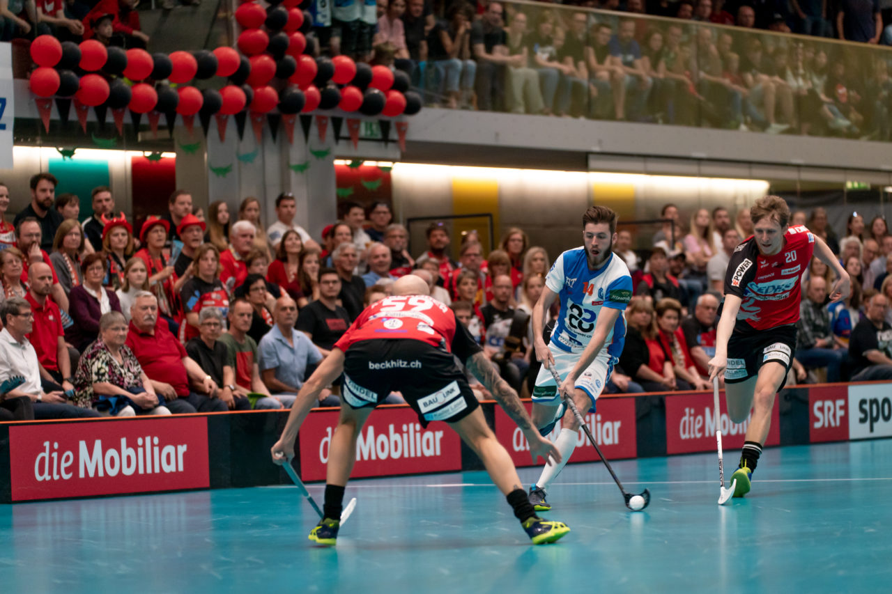 Turnhalle Lust (Maienfeld), 20.04.2019, Unihockey Herren NLA 1/2-Final Spiel 6, Alligator Malans - GC Unihockey, Simon Laubscher (Nr. 14, GC Unihockey) am Ball

(Claudio Schwarz, unihockey-fotos.ch)

Copyright: Claudio Schwarz, unihockey-fotos.ch – Dieses Bild wurde durch swiss unihockey lizenziert und darf ausschliesslich auf den Online-Kanälen von swiss unihockey verwendet werden. Die redaktionelle oder kommerzielle Nutzung durch Dritte (Medien, Vereine, Unternehmen oder Privatpersonen) per Download von diesem flickr-Account ist ausgeschlossen. Das Bild kann bei Interesse via unihockey-fotos.ch kostenpflichtig lizenziert werden. unihockey-fotos.ch behält sich vor, fehlbaren Medien, Vereinen, Unternehmen oder Privatpersonen Bilder mit einem Zuschlag in Rechnung zu stellen.