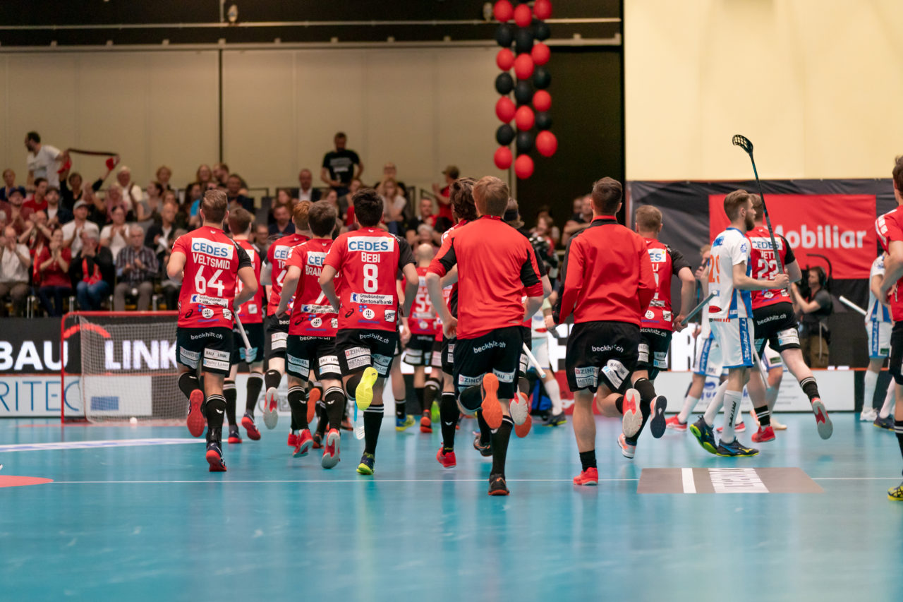 Turnhalle Lust (Maienfeld), 20.04.2019, Unihockey Herren NLA 1/2-Final Spiel 6, Alligator Malans - GC Unihockey, Torjubel Malans zum 1:0

(Claudio Schwarz, unihockey-fotos.ch)

Copyright: Claudio Schwarz, unihockey-fotos.ch – Dieses Bild wurde durch swiss unihockey lizenziert und darf ausschliesslich auf den Online-Kanälen von swiss unihockey verwendet werden. Die redaktionelle oder kommerzielle Nutzung durch Dritte (Medien, Vereine, Unternehmen oder Privatpersonen) per Download von diesem flickr-Account ist ausgeschlossen. Das Bild kann bei Interesse via unihockey-fotos.ch kostenpflichtig lizenziert werden. unihockey-fotos.ch behält sich vor, fehlbaren Medien, Vereinen, Unternehmen oder Privatpersonen Bilder mit einem Zuschlag in Rechnung zu stellen.