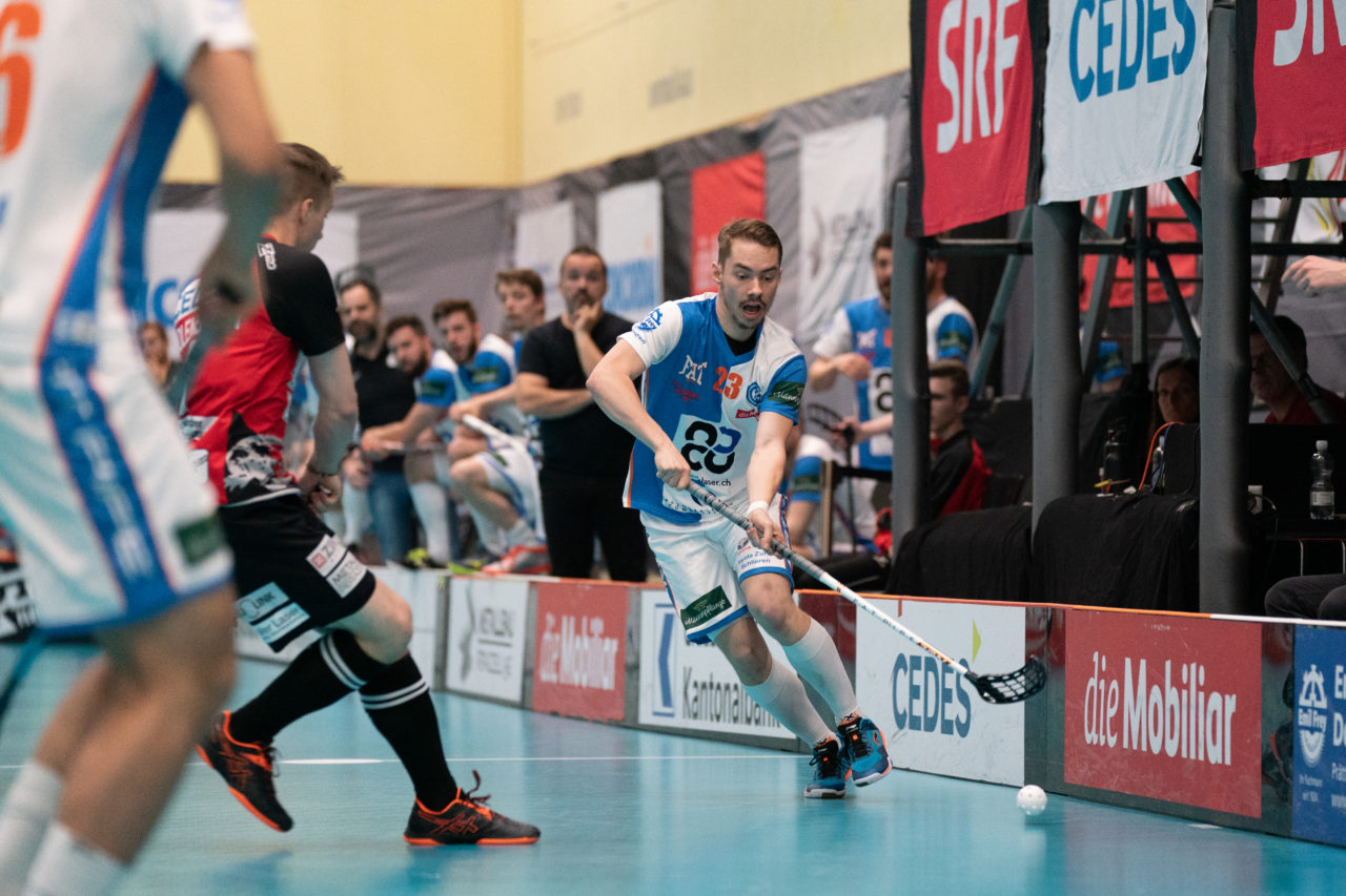 Turnhalle Lust (Maienfeld), 20.04.2019, Unihockey Herren NLA 1/2-Final Spiel 6, Alligator Malans - GC Unihockey, Fabrice Göldi (Nr. 23, GC Unihockey) spielt einen Pass

(Claudio Schwarz, unihockey-fotos.ch)

Copyright: Claudio Schwarz, unihockey-fotos.ch – Dieses Bild wurde durch swiss unihockey lizenziert und darf ausschliesslich auf den Online-Kanälen von swiss unihockey verwendet werden. Die redaktionelle oder kommerzielle Nutzung durch Dritte (Medien, Vereine, Unternehmen oder Privatpersonen) per Download von diesem flickr-Account ist ausgeschlossen. Das Bild kann bei Interesse via unihockey-fotos.ch kostenpflichtig lizenziert werden. unihockey-fotos.ch behält sich vor, fehlbaren Medien, Vereinen, Unternehmen oder Privatpersonen Bilder mit einem Zuschlag in Rechnung zu stellen.