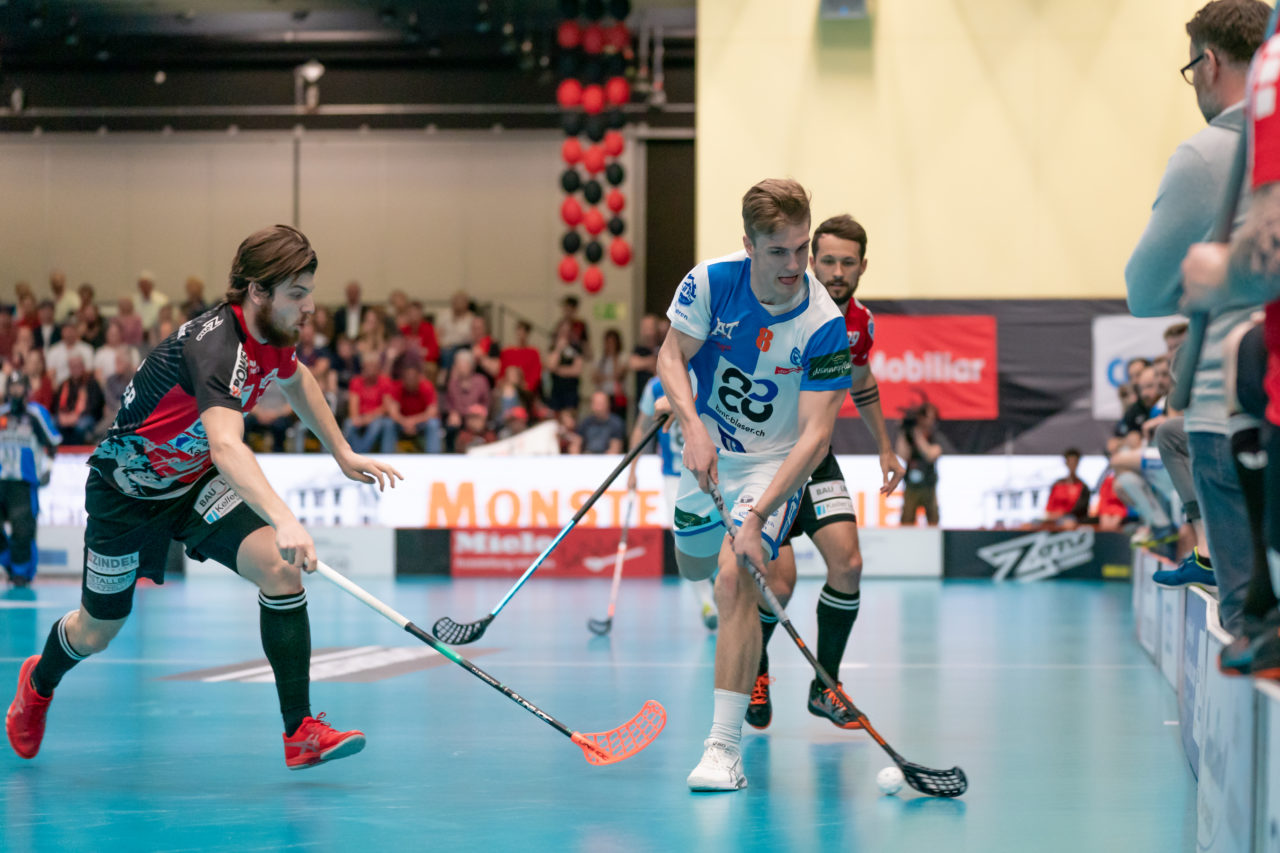 Turnhalle Lust (Maienfeld), 20.04.2019, Unihockey Herren NLA 1/2-Final Spiel 6, Alligator Malans - GC Unihockey, Moritz Mock (Nr. 8, GC Unihockey) mit einem Abschlussversuch

(Claudio Schwarz, unihockey-fotos.ch)

Copyright: Claudio Schwarz, unihockey-fotos.ch – Dieses Bild wurde durch swiss unihockey lizenziert und darf ausschliesslich auf den Online-Kanälen von swiss unihockey verwendet werden. Die redaktionelle oder kommerzielle Nutzung durch Dritte (Medien, Vereine, Unternehmen oder Privatpersonen) per Download von diesem flickr-Account ist ausgeschlossen. Das Bild kann bei Interesse via unihockey-fotos.ch kostenpflichtig lizenziert werden. unihockey-fotos.ch behält sich vor, fehlbaren Medien, Vereinen, Unternehmen oder Privatpersonen Bilder mit einem Zuschlag in Rechnung zu stellen.