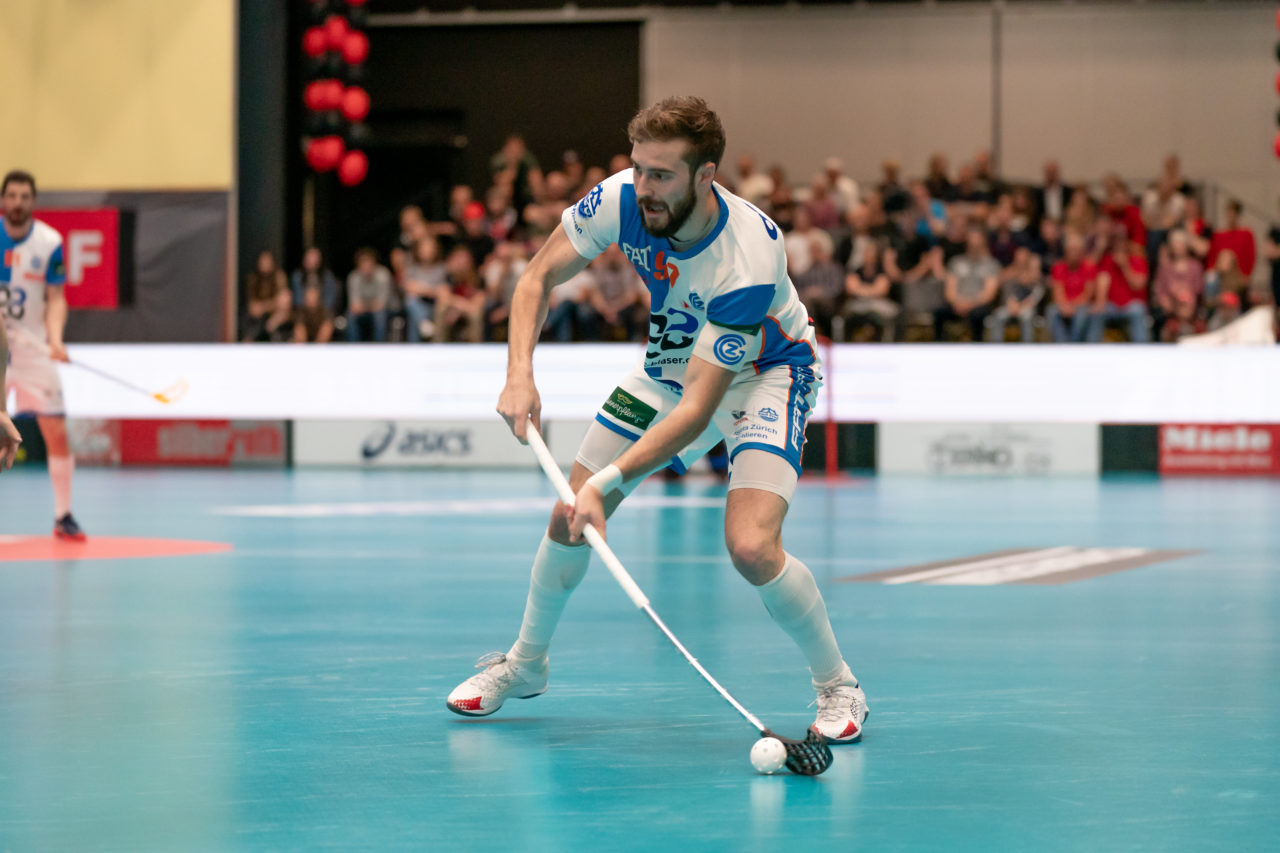 Turnhalle Lust (Maienfeld), 20.04.2019, Unihockey Herren NLA 1/2-Final Spiel 6, Alligator Malans - GC Unihockey, Luca Graf (Nr. 97, GC Unihockey) schliesst ab

(Claudio Schwarz, unihockey-fotos.ch)

Copyright: Claudio Schwarz, unihockey-fotos.ch – Dieses Bild wurde durch swiss unihockey lizenziert und darf ausschliesslich auf den Online-Kanälen von swiss unihockey verwendet werden. Die redaktionelle oder kommerzielle Nutzung durch Dritte (Medien, Vereine, Unternehmen oder Privatpersonen) per Download von diesem flickr-Account ist ausgeschlossen. Das Bild kann bei Interesse via unihockey-fotos.ch kostenpflichtig lizenziert werden. unihockey-fotos.ch behält sich vor, fehlbaren Medien, Vereinen, Unternehmen oder Privatpersonen Bilder mit einem Zuschlag in Rechnung zu stellen.