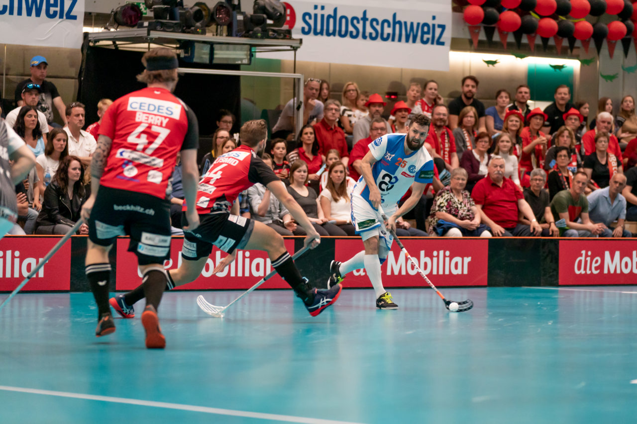Turnhalle Lust (Maienfeld), 20.04.2019, Unihockey Herren NLA 1/2-Final Spiel 6, Alligator Malans - GC Unihockey, Christoph Meier (Nr. 25, GC Unihockey) zieht ab

(Claudio Schwarz, unihockey-fotos.ch)

Copyright: Claudio Schwarz, unihockey-fotos.ch – Dieses Bild wurde durch swiss unihockey lizenziert und darf ausschliesslich auf den Online-Kanälen von swiss unihockey verwendet werden. Die redaktionelle oder kommerzielle Nutzung durch Dritte (Medien, Vereine, Unternehmen oder Privatpersonen) per Download von diesem flickr-Account ist ausgeschlossen. Das Bild kann bei Interesse via unihockey-fotos.ch kostenpflichtig lizenziert werden. unihockey-fotos.ch behält sich vor, fehlbaren Medien, Vereinen, Unternehmen oder Privatpersonen Bilder mit einem Zuschlag in Rechnung zu stellen.