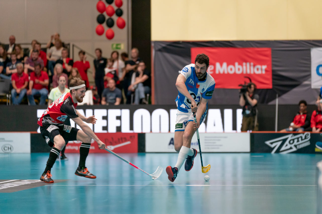 Turnhalle Lust (Maienfeld), 20.04.2019, Unihockey Herren NLA 1/2-Final Spiel 6, Alligator Malans - GC Unihockey, Michael Zürcher (Nr. 81, GC Unihockey) legt den Ball zurück

(Claudio Schwarz, unihockey-fotos.ch)

Copyright: Claudio Schwarz, unihockey-fotos.ch – Dieses Bild wurde durch swiss unihockey lizenziert und darf ausschliesslich auf den Online-Kanälen von swiss unihockey verwendet werden. Die redaktionelle oder kommerzielle Nutzung durch Dritte (Medien, Vereine, Unternehmen oder Privatpersonen) per Download von diesem flickr-Account ist ausgeschlossen. Das Bild kann bei Interesse via unihockey-fotos.ch kostenpflichtig lizenziert werden. unihockey-fotos.ch behält sich vor, fehlbaren Medien, Vereinen, Unternehmen oder Privatpersonen Bilder mit einem Zuschlag in Rechnung zu stellen.