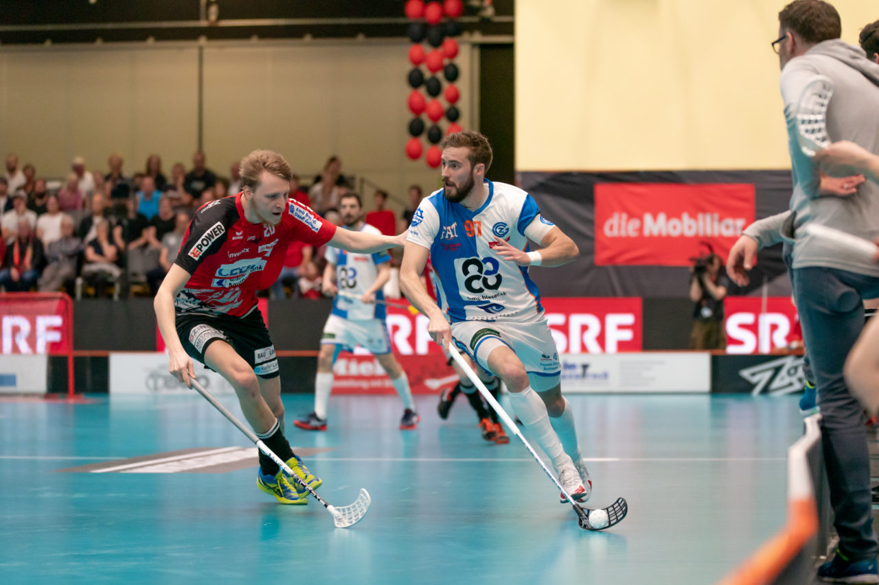 Turnhalle Lust (Maienfeld), 20.04.2019, Unihockey Herren NLA 1/2-Final Spiel 6, Alligator Malans - GC Unihockey, Luca Graf (Nr. 97, GC Unihockey) am Ball

(Claudio Schwarz, unihockey-fotos.ch)

Copyright: Claudio Schwarz, unihockey-fotos.ch – Dieses Bild wurde durch swiss unihockey lizenziert und darf ausschliesslich auf den Online-Kanälen von swiss unihockey verwendet werden. Die redaktionelle oder kommerzielle Nutzung durch Dritte (Medien, Vereine, Unternehmen oder Privatpersonen) per Download von diesem flickr-Account ist ausgeschlossen. Das Bild kann bei Interesse via unihockey-fotos.ch kostenpflichtig lizenziert werden. unihockey-fotos.ch behält sich vor, fehlbaren Medien, Vereinen, Unternehmen oder Privatpersonen Bilder mit einem Zuschlag in Rechnung zu stellen.
