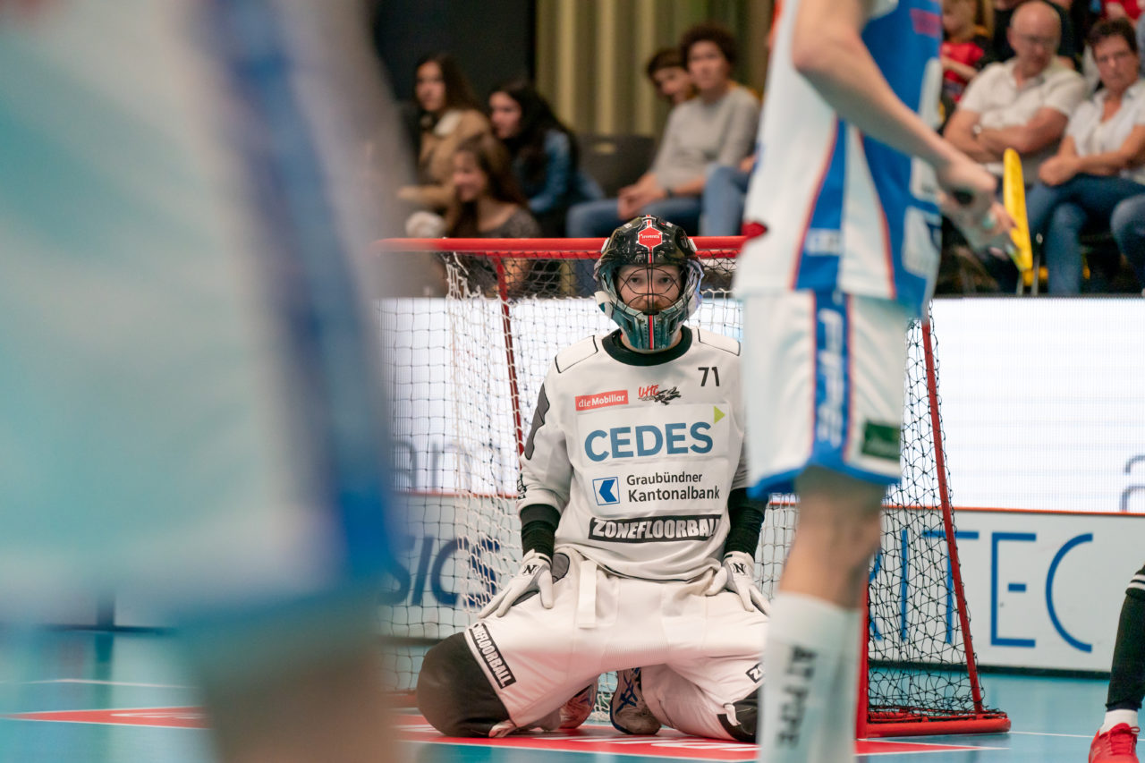 Turnhalle Lust (Maienfeld), 20.04.2019, Unihockey Herren NLA 1/2-Final Spiel 6, Alligator Malans - GC Unihockey, Jonas Wittwer (Nr. 71, Alligator Malans) im Tor von Malans

(Claudio Schwarz, unihockey-fotos.ch)

Copyright: Claudio Schwarz, unihockey-fotos.ch – Dieses Bild wurde durch swiss unihockey lizenziert und darf ausschliesslich auf den Online-Kanälen von swiss unihockey verwendet werden. Die redaktionelle oder kommerzielle Nutzung durch Dritte (Medien, Vereine, Unternehmen oder Privatpersonen) per Download von diesem flickr-Account ist ausgeschlossen. Das Bild kann bei Interesse via unihockey-fotos.ch kostenpflichtig lizenziert werden. unihockey-fotos.ch behält sich vor, fehlbaren Medien, Vereinen, Unternehmen oder Privatpersonen Bilder mit einem Zuschlag in Rechnung zu stellen.