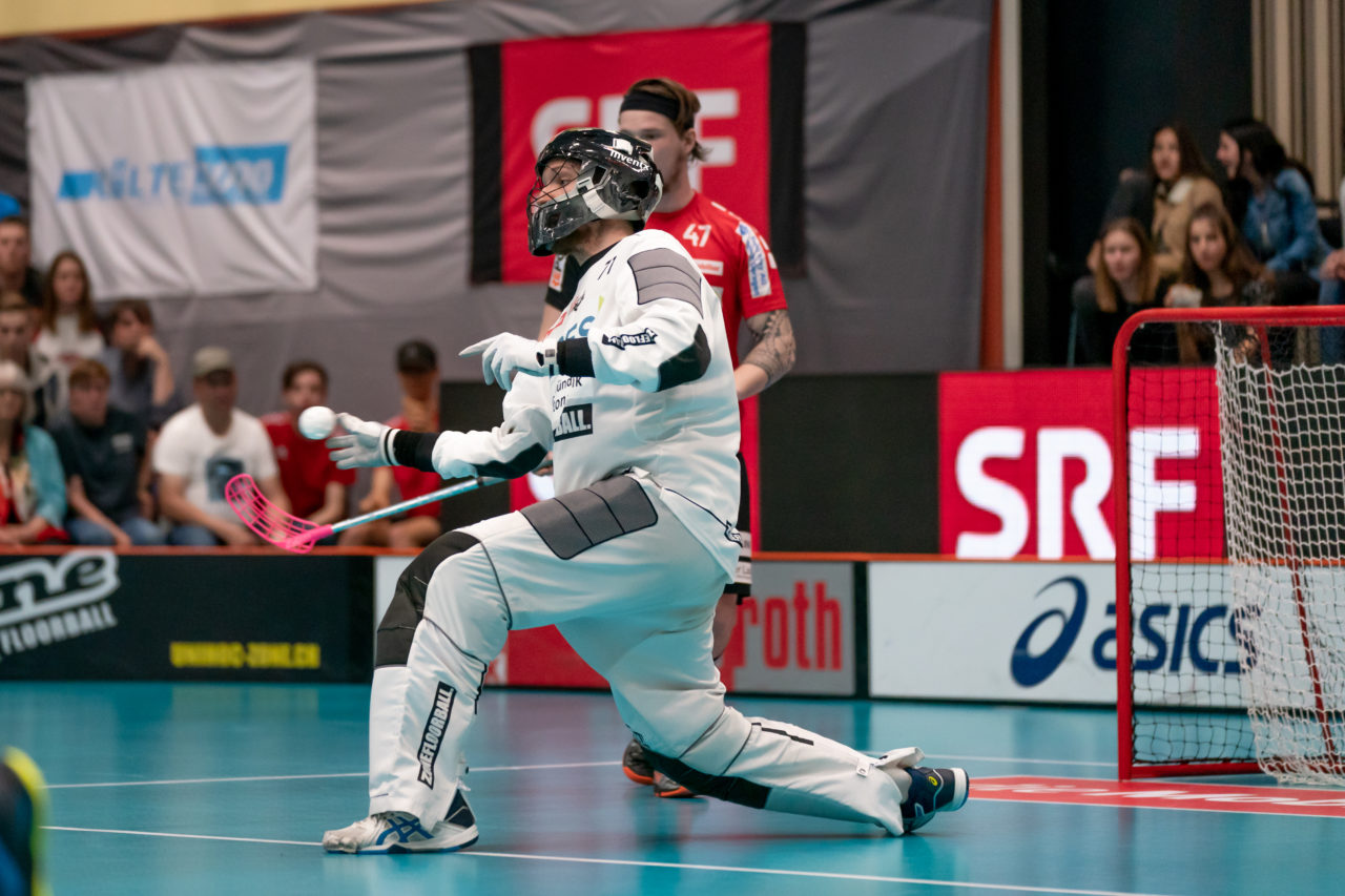 Turnhalle Lust (Maienfeld), 20.04.2019, Unihockey Herren NLA 1/2-Final Spiel 6, Alligator Malans - GC Unihockey, Jonas Wittwer (Nr. 71, Alligator Malans) wirft aus

(Claudio Schwarz, unihockey-fotos.ch)

Copyright: Claudio Schwarz, unihockey-fotos.ch – Dieses Bild wurde durch swiss unihockey lizenziert und darf ausschliesslich auf den Online-Kanälen von swiss unihockey verwendet werden. Die redaktionelle oder kommerzielle Nutzung durch Dritte (Medien, Vereine, Unternehmen oder Privatpersonen) per Download von diesem flickr-Account ist ausgeschlossen. Das Bild kann bei Interesse via unihockey-fotos.ch kostenpflichtig lizenziert werden. unihockey-fotos.ch behält sich vor, fehlbaren Medien, Vereinen, Unternehmen oder Privatpersonen Bilder mit einem Zuschlag in Rechnung zu stellen.