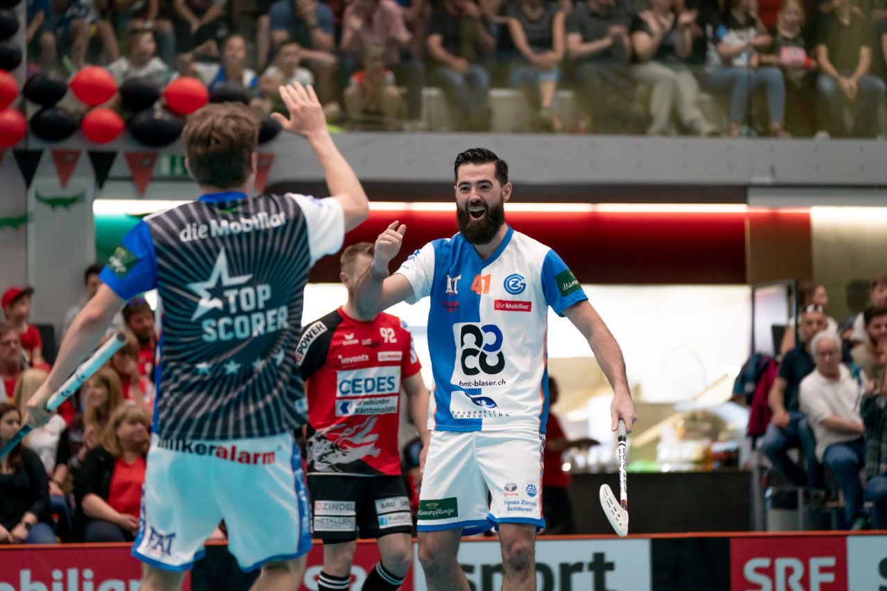 Turnhalle Lust (Maienfeld), 20.04.2019, Unihockey Herren NLA 1/2-Final Spiel 6, Alligator Malans - GC Unihockey, Benjamin Reusser (Nr. 41, GC Unihockey) bejubelt das 2:2

(Claudio Schwarz, unihockey-fotos.ch)

Copyright: Claudio Schwarz, unihockey-fotos.ch – Dieses Bild wurde durch swiss unihockey lizenziert und darf ausschliesslich auf den Online-Kanälen von swiss unihockey verwendet werden. Die redaktionelle oder kommerzielle Nutzung durch Dritte (Medien, Vereine, Unternehmen oder Privatpersonen) per Download von diesem flickr-Account ist ausgeschlossen. Das Bild kann bei Interesse via unihockey-fotos.ch kostenpflichtig lizenziert werden. unihockey-fotos.ch behält sich vor, fehlbaren Medien, Vereinen, Unternehmen oder Privatpersonen Bilder mit einem Zuschlag in Rechnung zu stellen.