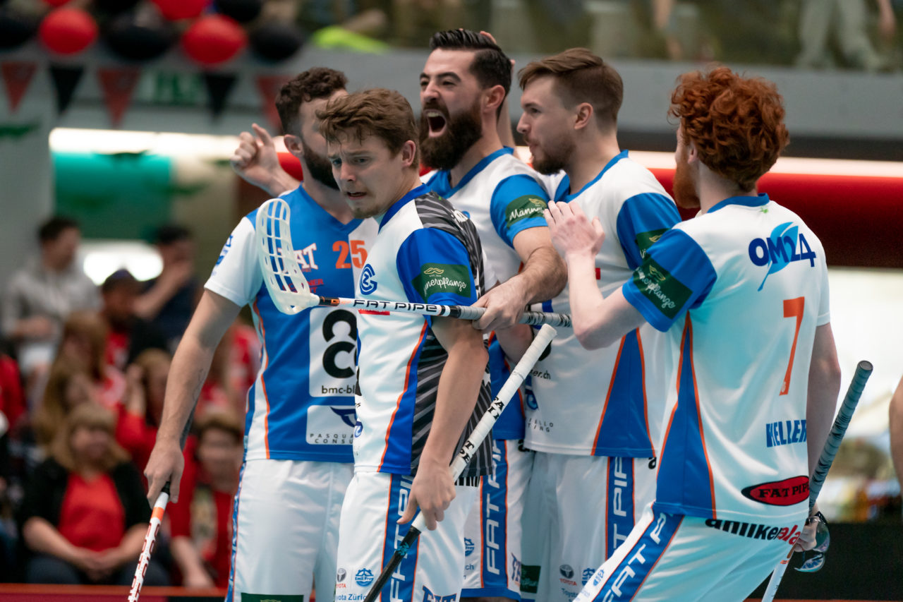 Turnhalle Lust (Maienfeld), 20.04.2019, Unihockey Herren NLA 1/2-Final Spiel 6, Alligator Malans - GC Unihockey, Torjubel zum 2:2

(Claudio Schwarz, unihockey-fotos.ch)

Copyright: Claudio Schwarz, unihockey-fotos.ch – Dieses Bild wurde durch swiss unihockey lizenziert und darf ausschliesslich auf den Online-Kanälen von swiss unihockey verwendet werden. Die redaktionelle oder kommerzielle Nutzung durch Dritte (Medien, Vereine, Unternehmen oder Privatpersonen) per Download von diesem flickr-Account ist ausgeschlossen. Das Bild kann bei Interesse via unihockey-fotos.ch kostenpflichtig lizenziert werden. unihockey-fotos.ch behält sich vor, fehlbaren Medien, Vereinen, Unternehmen oder Privatpersonen Bilder mit einem Zuschlag in Rechnung zu stellen.