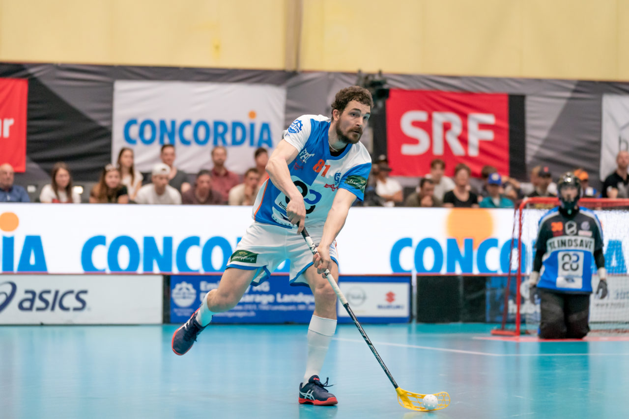 Turnhalle Lust (Maienfeld), 20.04.2019, Unihockey Herren NLA 1/2-Final Spiel 6, Alligator Malans - GC Unihockey, Michael Zürcher (Nr. 81, GC Unihockey) spielt einen Pass

(Claudio Schwarz, unihockey-fotos.ch)

Copyright: Claudio Schwarz, unihockey-fotos.ch – Dieses Bild wurde durch swiss unihockey lizenziert und darf ausschliesslich auf den Online-Kanälen von swiss unihockey verwendet werden. Die redaktionelle oder kommerzielle Nutzung durch Dritte (Medien, Vereine, Unternehmen oder Privatpersonen) per Download von diesem flickr-Account ist ausgeschlossen. Das Bild kann bei Interesse via unihockey-fotos.ch kostenpflichtig lizenziert werden. unihockey-fotos.ch behält sich vor, fehlbaren Medien, Vereinen, Unternehmen oder Privatpersonen Bilder mit einem Zuschlag in Rechnung zu stellen.