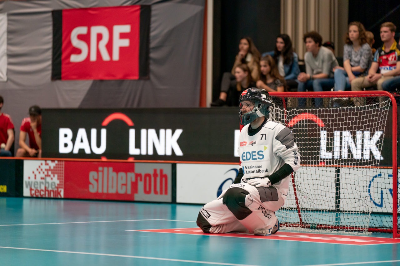 Turnhalle Lust (Maienfeld), 20.04.2019, Unihockey Herren NLA 1/2-Final Spiel 6, Alligator Malans - GC Unihockey, Jonas Wittwer (Nr. 71, Alligator Malans) im Tor von Malans

(Claudio Schwarz, unihockey-fotos.ch)

Copyright: Claudio Schwarz, unihockey-fotos.ch – Dieses Bild wurde durch swiss unihockey lizenziert und darf ausschliesslich auf den Online-Kanälen von swiss unihockey verwendet werden. Die redaktionelle oder kommerzielle Nutzung durch Dritte (Medien, Vereine, Unternehmen oder Privatpersonen) per Download von diesem flickr-Account ist ausgeschlossen. Das Bild kann bei Interesse via unihockey-fotos.ch kostenpflichtig lizenziert werden. unihockey-fotos.ch behält sich vor, fehlbaren Medien, Vereinen, Unternehmen oder Privatpersonen Bilder mit einem Zuschlag in Rechnung zu stellen.