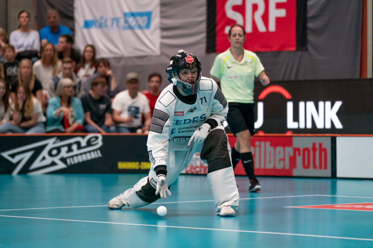 Turnhalle Lust (Maienfeld), 20.04.2019, Unihockey Herren NLA 1/2-Final Spiel 6, Alligator Malans - GC Unihockey, Jonas Wittwer (Nr. 71, Alligator Malans) wirft den Ball aus

(Claudio Schwarz, unihockey-fotos.ch)

Copyright: Claudio Schwarz, unihockey-fotos.ch – Dieses Bild wurde durch swiss unihockey lizenziert und darf ausschliesslich auf den Online-Kanälen von swiss unihockey verwendet werden. Die redaktionelle oder kommerzielle Nutzung durch Dritte (Medien, Vereine, Unternehmen oder Privatpersonen) per Download von diesem flickr-Account ist ausgeschlossen. Das Bild kann bei Interesse via unihockey-fotos.ch kostenpflichtig lizenziert werden. unihockey-fotos.ch behält sich vor, fehlbaren Medien, Vereinen, Unternehmen oder Privatpersonen Bilder mit einem Zuschlag in Rechnung zu stellen.