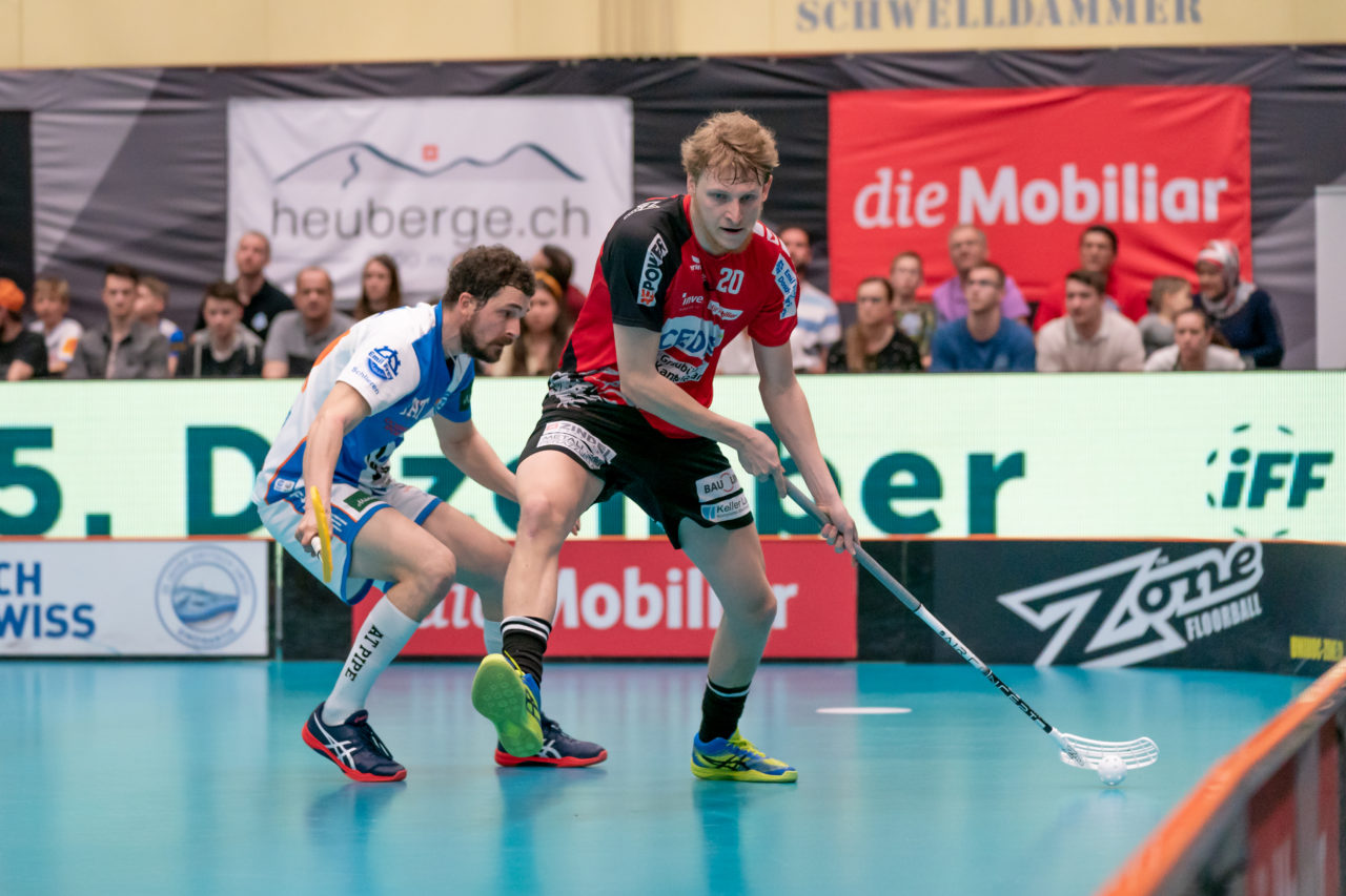 Turnhalle Lust (Maienfeld), 20.04.2019, Unihockey Herren NLA 1/2-Final Spiel 6, Alligator Malans - GC Unihockey, Oscar Eriksson-Elfsberg (Nr. 20, Alligator Malans) am Ball

(Claudio Schwarz, unihockey-fotos.ch)

Copyright: Claudio Schwarz, unihockey-fotos.ch – Dieses Bild wurde durch swiss unihockey lizenziert und darf ausschliesslich auf den Online-Kanälen von swiss unihockey verwendet werden. Die redaktionelle oder kommerzielle Nutzung durch Dritte (Medien, Vereine, Unternehmen oder Privatpersonen) per Download von diesem flickr-Account ist ausgeschlossen. Das Bild kann bei Interesse via unihockey-fotos.ch kostenpflichtig lizenziert werden. unihockey-fotos.ch behält sich vor, fehlbaren Medien, Vereinen, Unternehmen oder Privatpersonen Bilder mit einem Zuschlag in Rechnung zu stellen.