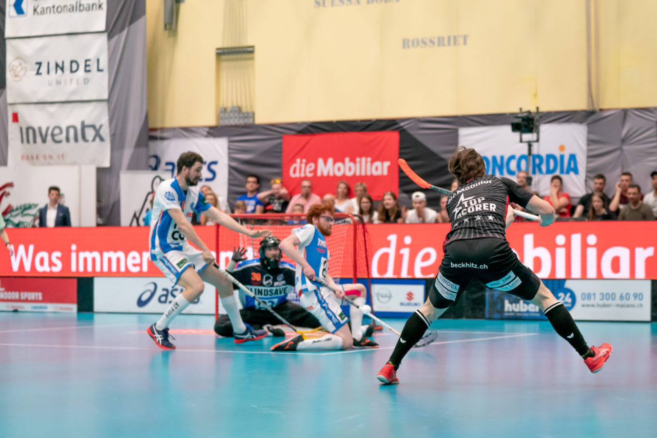 Turnhalle Lust (Maienfeld), 20.04.2019, Unihockey Herren NLA 1/2-Final Spiel 6, Alligator Malans - GC Unihockey, Dan Hartmann (Nr. 96, Alligator Malans) Schuss wird von Tobias Heller (Nr. 7, GC Unihockey) geblockt

(Claudio Schwarz, unihockey-fotos.ch)

Copyright: Claudio Schwarz, unihockey-fotos.ch – Dieses Bild wurde durch swiss unihockey lizenziert und darf ausschliesslich auf den Online-Kanälen von swiss unihockey verwendet werden. Die redaktionelle oder kommerzielle Nutzung durch Dritte (Medien, Vereine, Unternehmen oder Privatpersonen) per Download von diesem flickr-Account ist ausgeschlossen. Das Bild kann bei Interesse via unihockey-fotos.ch kostenpflichtig lizenziert werden. unihockey-fotos.ch behält sich vor, fehlbaren Medien, Vereinen, Unternehmen oder Privatpersonen Bilder mit einem Zuschlag in Rechnung zu stellen.