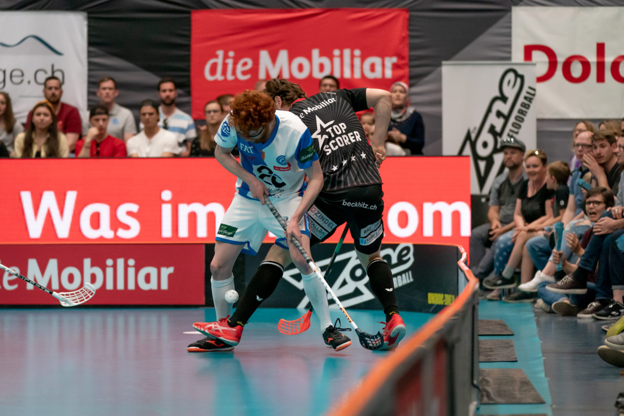 Turnhalle Lust (Maienfeld), 20.04.2019, Unihockey Herren NLA 1/2-Final Spiel 6, Alligator Malans - GC Unihockey, Tobias Heller (Nr. 7, GC Unihockey) im Zweikampf mit Dan Hartmann (Nr. 96, Alligator Malans)

(Claudio Schwarz, unihockey-fotos.ch)

Copyright: Claudio Schwarz, unihockey-fotos.ch – Dieses Bild wurde durch swiss unihockey lizenziert und darf ausschliesslich auf den Online-Kanälen von swiss unihockey verwendet werden. Die redaktionelle oder kommerzielle Nutzung durch Dritte (Medien, Vereine, Unternehmen oder Privatpersonen) per Download von diesem flickr-Account ist ausgeschlossen. Das Bild kann bei Interesse via unihockey-fotos.ch kostenpflichtig lizenziert werden. unihockey-fotos.ch behält sich vor, fehlbaren Medien, Vereinen, Unternehmen oder Privatpersonen Bilder mit einem Zuschlag in Rechnung zu stellen.