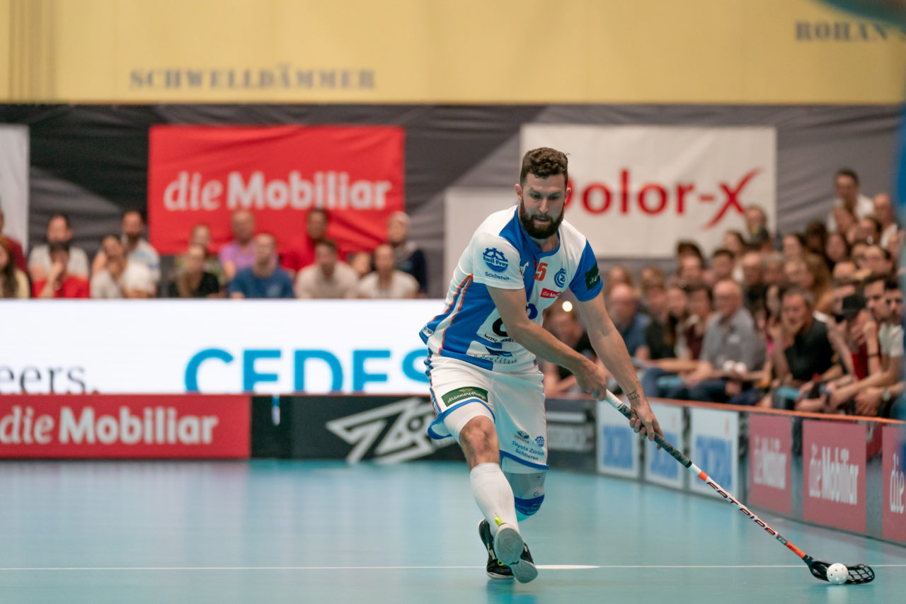 Turnhalle Lust (Maienfeld), 20.04.2019, Unihockey Herren NLA 1/2-Final Spiel 6, Alligator Malans - GC Unihockey, TChristoph Meier (Nr. 25, GC Unihockey) am Ball

(Claudio Schwarz, unihockey-fotos.ch)

Copyright: Claudio Schwarz, unihockey-fotos.ch – Dieses Bild wurde durch swiss unihockey lizenziert und darf ausschliesslich auf den Online-Kanälen von swiss unihockey verwendet werden. Die redaktionelle oder kommerzielle Nutzung durch Dritte (Medien, Vereine, Unternehmen oder Privatpersonen) per Download von diesem flickr-Account ist ausgeschlossen. Das Bild kann bei Interesse via unihockey-fotos.ch kostenpflichtig lizenziert werden. unihockey-fotos.ch behält sich vor, fehlbaren Medien, Vereinen, Unternehmen oder Privatpersonen Bilder mit einem Zuschlag in Rechnung zu stellen.