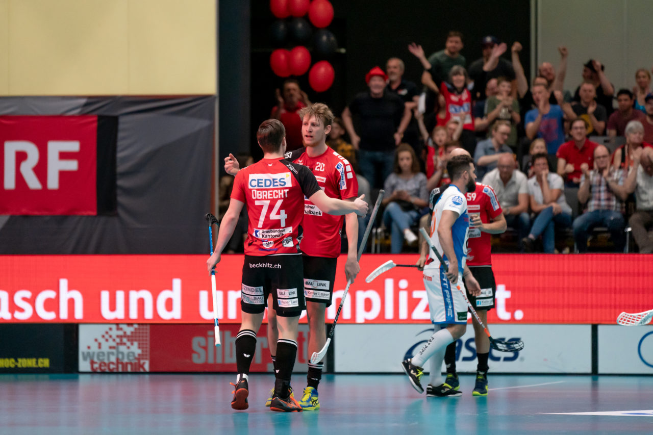 Turnhalle Lust (Maienfeld), 20.04.2019, Unihockey Herren NLA 1/2-Final Spiel 6, Alligator Malans - GC Unihockey, Oscar Eriksson-Elfsberg (Nr. 20, Alligator Malans) jubelt über das 5:2

(Claudio Schwarz, unihockey-fotos.ch)

Copyright: Claudio Schwarz, unihockey-fotos.ch – Dieses Bild wurde durch swiss unihockey lizenziert und darf ausschliesslich auf den Online-Kanälen von swiss unihockey verwendet werden. Die redaktionelle oder kommerzielle Nutzung durch Dritte (Medien, Vereine, Unternehmen oder Privatpersonen) per Download von diesem flickr-Account ist ausgeschlossen. Das Bild kann bei Interesse via unihockey-fotos.ch kostenpflichtig lizenziert werden. unihockey-fotos.ch behält sich vor, fehlbaren Medien, Vereinen, Unternehmen oder Privatpersonen Bilder mit einem Zuschlag in Rechnung zu stellen.