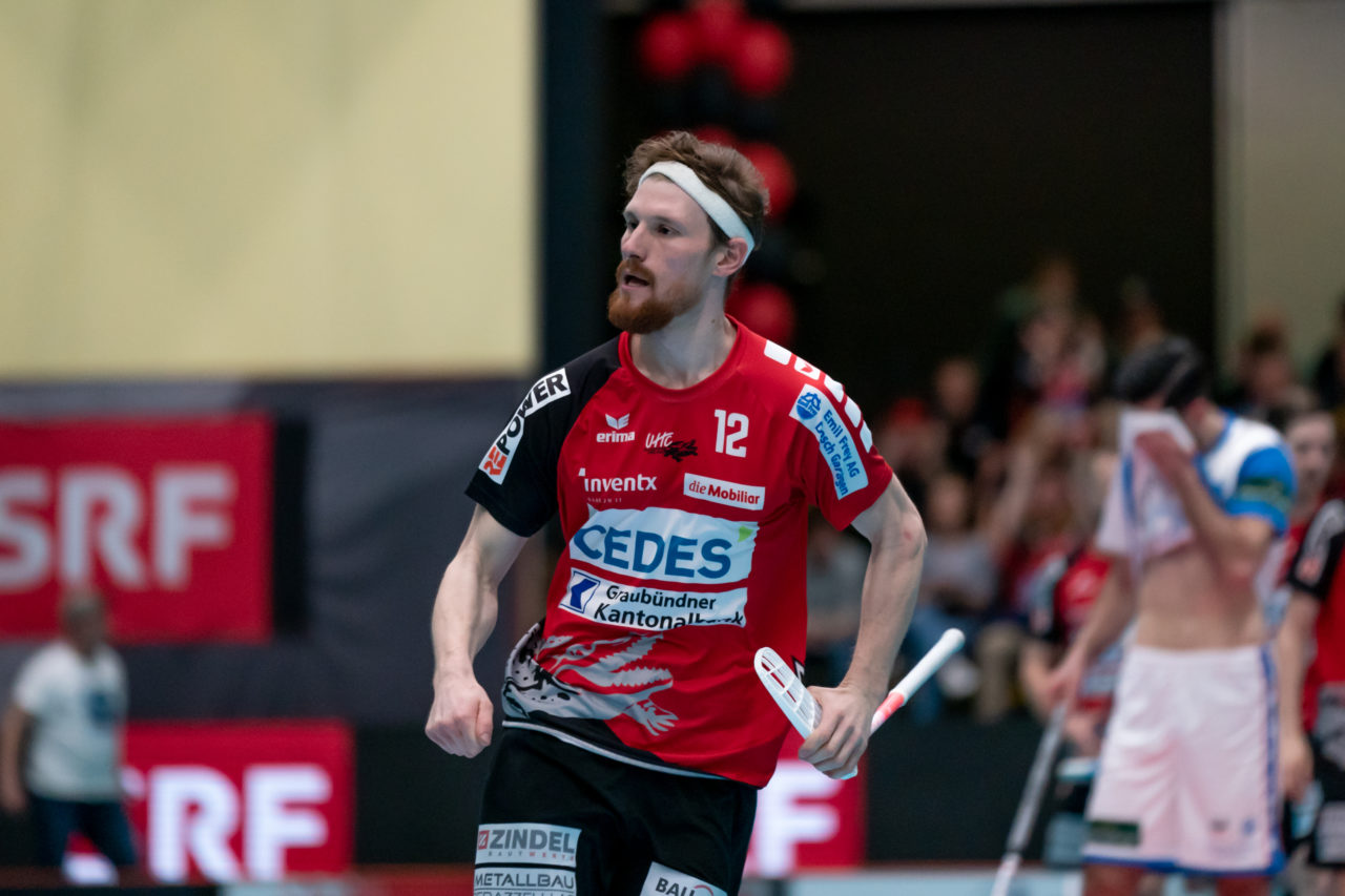 Turnhalle Lust (Maienfeld), 20.04.2019, Unihockey Herren NLA 1/2-Final Spiel 6, Alligator Malans - GC Unihockey, Jo Dennis Bärtschi (Nr. 12, Alligator Malans) feuert die Zuschauer an

(Claudio Schwarz, unihockey-fotos.ch)

Copyright: Claudio Schwarz, unihockey-fotos.ch – Dieses Bild wurde durch swiss unihockey lizenziert und darf ausschliesslich auf den Online-Kanälen von swiss unihockey verwendet werden. Die redaktionelle oder kommerzielle Nutzung durch Dritte (Medien, Vereine, Unternehmen oder Privatpersonen) per Download von diesem flickr-Account ist ausgeschlossen. Das Bild kann bei Interesse via unihockey-fotos.ch kostenpflichtig lizenziert werden. unihockey-fotos.ch behält sich vor, fehlbaren Medien, Vereinen, Unternehmen oder Privatpersonen Bilder mit einem Zuschlag in Rechnung zu stellen.
