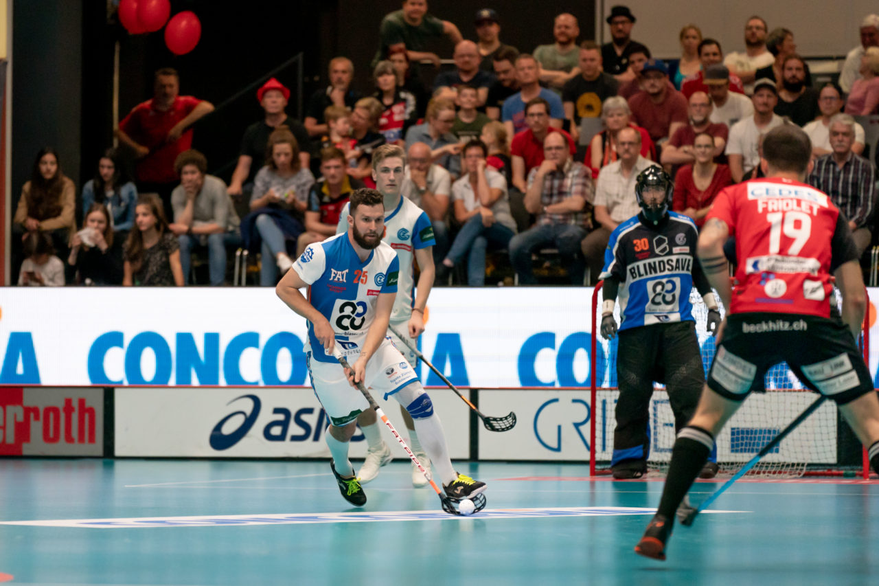Turnhalle Lust (Maienfeld), 20.04.2019, Unihockey Herren NLA 1/2-Final Spiel 6, Alligator Malans - GC Unihockey, Christoph Meier (Nr. 25, GC Unihockey) am Ball

(Claudio Schwarz, unihockey-fotos.ch)

Copyright: Claudio Schwarz, unihockey-fotos.ch – Dieses Bild wurde durch swiss unihockey lizenziert und darf ausschliesslich auf den Online-Kanälen von swiss unihockey verwendet werden. Die redaktionelle oder kommerzielle Nutzung durch Dritte (Medien, Vereine, Unternehmen oder Privatpersonen) per Download von diesem flickr-Account ist ausgeschlossen. Das Bild kann bei Interesse via unihockey-fotos.ch kostenpflichtig lizenziert werden. unihockey-fotos.ch behält sich vor, fehlbaren Medien, Vereinen, Unternehmen oder Privatpersonen Bilder mit einem Zuschlag in Rechnung zu stellen.