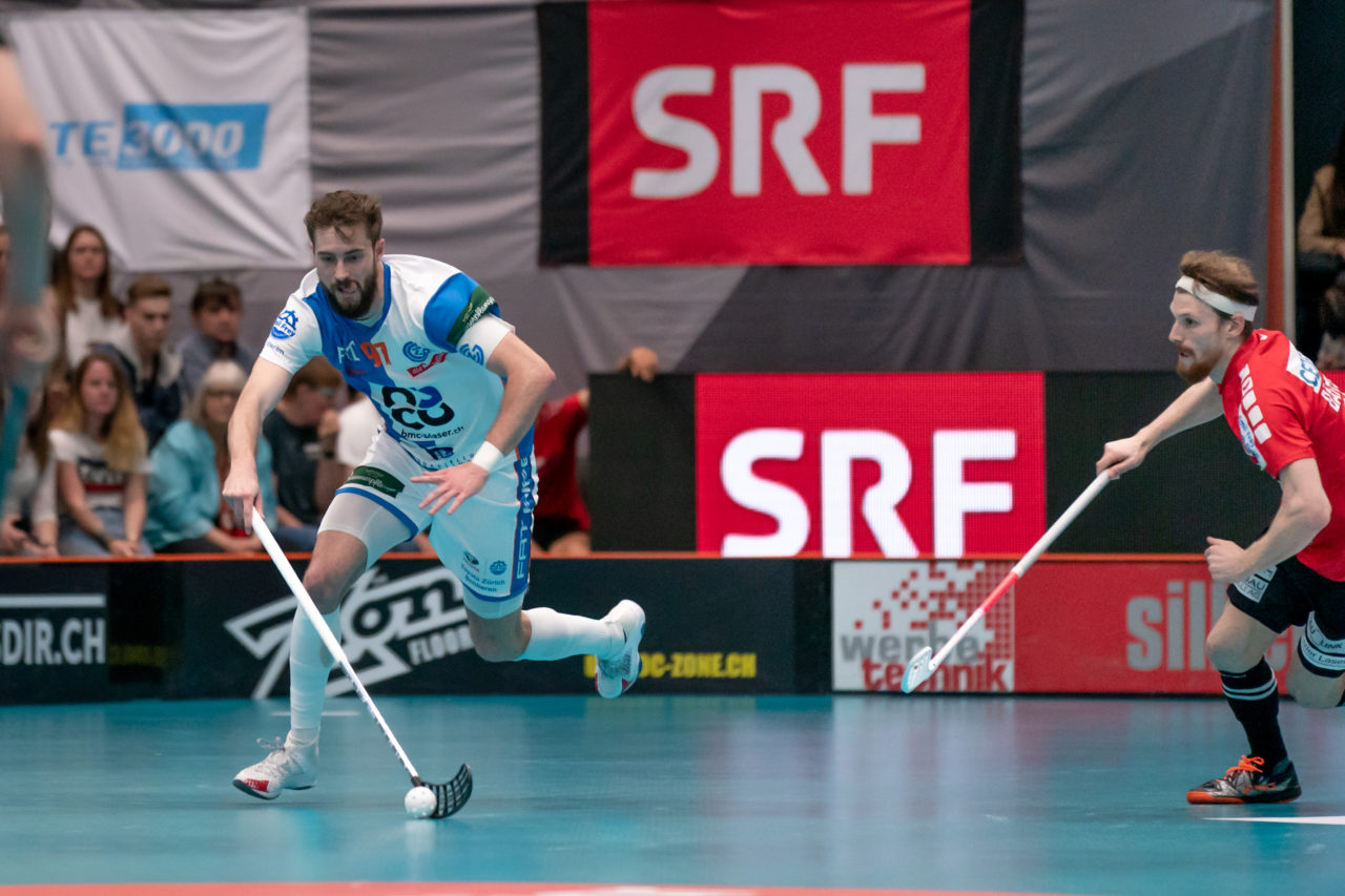 Turnhalle Lust (Maienfeld), 20.04.2019, Unihockey Herren NLA 1/2-Final Spiel 6, Alligator Malans - GC Unihockey, Luca Graf (Nr. 97, GC Unihockey) am Ball

(Claudio Schwarz, unihockey-fotos.ch)

Copyright: Claudio Schwarz, unihockey-fotos.ch – Dieses Bild wurde durch swiss unihockey lizenziert und darf ausschliesslich auf den Online-Kanälen von swiss unihockey verwendet werden. Die redaktionelle oder kommerzielle Nutzung durch Dritte (Medien, Vereine, Unternehmen oder Privatpersonen) per Download von diesem flickr-Account ist ausgeschlossen. Das Bild kann bei Interesse via unihockey-fotos.ch kostenpflichtig lizenziert werden. unihockey-fotos.ch behält sich vor, fehlbaren Medien, Vereinen, Unternehmen oder Privatpersonen Bilder mit einem Zuschlag in Rechnung zu stellen.