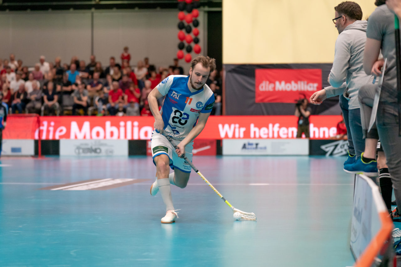 Turnhalle Lust (Maienfeld), 20.04.2019, Unihockey Herren NLA 1/2-Final Spiel 6, Alligator Malans - GC Unihockey, Cyril Zolliker (Nr. 11, GC Unihockey) mit einem Abschlussversuch

(Claudio Schwarz, unihockey-fotos.ch)

Copyright: Claudio Schwarz, unihockey-fotos.ch – Dieses Bild wurde durch swiss unihockey lizenziert und darf ausschliesslich auf den Online-Kanälen von swiss unihockey verwendet werden. Die redaktionelle oder kommerzielle Nutzung durch Dritte (Medien, Vereine, Unternehmen oder Privatpersonen) per Download von diesem flickr-Account ist ausgeschlossen. Das Bild kann bei Interesse via unihockey-fotos.ch kostenpflichtig lizenziert werden. unihockey-fotos.ch behält sich vor, fehlbaren Medien, Vereinen, Unternehmen oder Privatpersonen Bilder mit einem Zuschlag in Rechnung zu stellen.