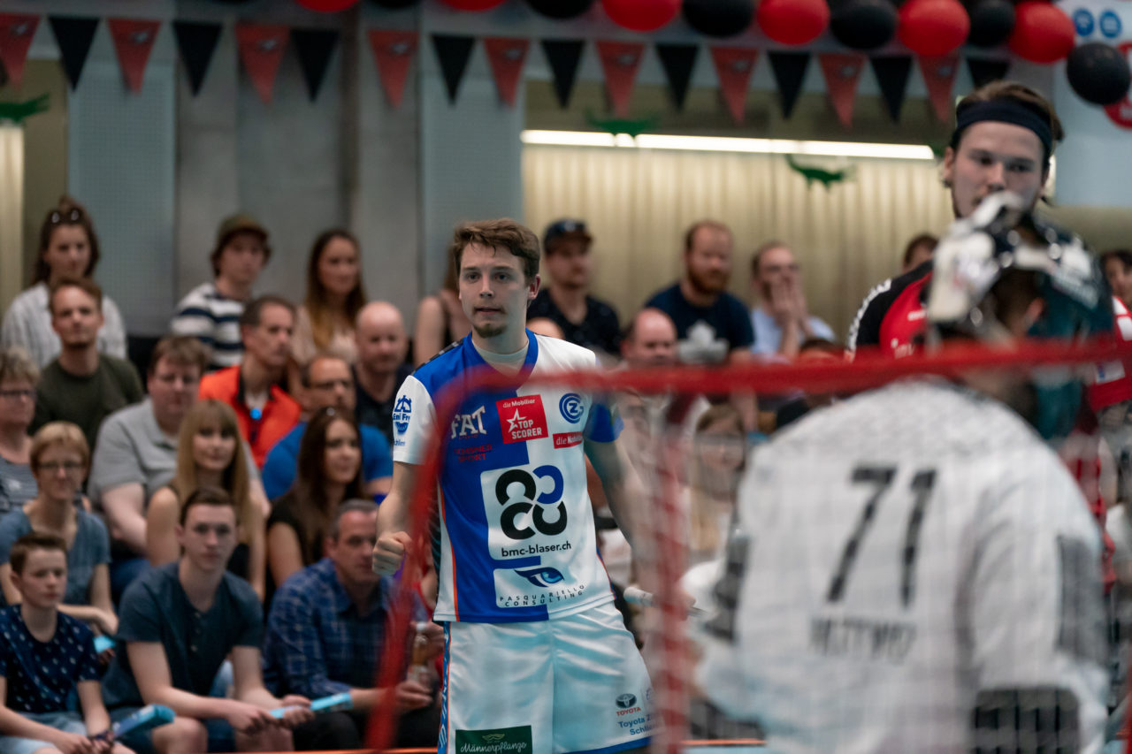 Turnhalle Lust (Maienfeld), 20.04.2019, Unihockey Herren NLA 1/2-Final Spiel 6, Alligator Malans - GC Unihockey, Joël Rüegger (Nr. 95, GC Unihockey) bejubelt seinen Treffer

(Claudio Schwarz, unihockey-fotos.ch)

Copyright: Claudio Schwarz, unihockey-fotos.ch – Dieses Bild wurde durch swiss unihockey lizenziert und darf ausschliesslich auf den Online-Kanälen von swiss unihockey verwendet werden. Die redaktionelle oder kommerzielle Nutzung durch Dritte (Medien, Vereine, Unternehmen oder Privatpersonen) per Download von diesem flickr-Account ist ausgeschlossen. Das Bild kann bei Interesse via unihockey-fotos.ch kostenpflichtig lizenziert werden. unihockey-fotos.ch behält sich vor, fehlbaren Medien, Vereinen, Unternehmen oder Privatpersonen Bilder mit einem Zuschlag in Rechnung zu stellen.