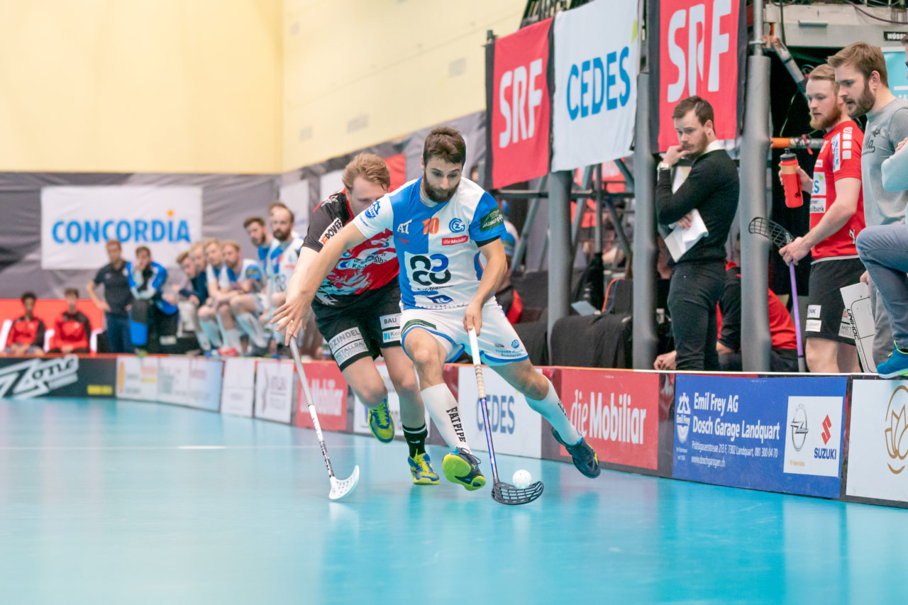 Turnhalle Lust (Maienfeld), 20.04.2019, Unihockey Herren NLA 1/2-Final Spiel 6, Alligator Malans - GC Unihockey, Nicolas Berlinger (Nr. 10, GC Unihockey) am Ball

(Claudio Schwarz, unihockey-fotos.ch)

Copyright: Claudio Schwarz, unihockey-fotos.ch – Dieses Bild wurde durch swiss unihockey lizenziert und darf ausschliesslich auf den Online-Kanälen von swiss unihockey verwendet werden. Die redaktionelle oder kommerzielle Nutzung durch Dritte (Medien, Vereine, Unternehmen oder Privatpersonen) per Download von diesem flickr-Account ist ausgeschlossen. Das Bild kann bei Interesse via unihockey-fotos.ch kostenpflichtig lizenziert werden. unihockey-fotos.ch behält sich vor, fehlbaren Medien, Vereinen, Unternehmen oder Privatpersonen Bilder mit einem Zuschlag in Rechnung zu stellen.