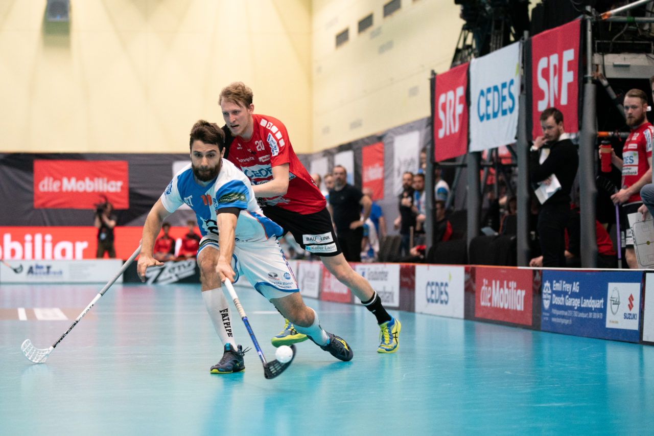 Turnhalle Lust (Maienfeld), 20.04.2019, Unihockey Herren NLA 1/2-Final Spiel 6, Alligator Malans - GC Unihockey, Nicolas Berlinger (Nr. 10, GC Unihockey) spitzelt den Ball weg

(Claudio Schwarz, unihockey-fotos.ch)

Copyright: Claudio Schwarz, unihockey-fotos.ch – Dieses Bild wurde durch swiss unihockey lizenziert und darf ausschliesslich auf den Online-Kanälen von swiss unihockey verwendet werden. Die redaktionelle oder kommerzielle Nutzung durch Dritte (Medien, Vereine, Unternehmen oder Privatpersonen) per Download von diesem flickr-Account ist ausgeschlossen. Das Bild kann bei Interesse via unihockey-fotos.ch kostenpflichtig lizenziert werden. unihockey-fotos.ch behält sich vor, fehlbaren Medien, Vereinen, Unternehmen oder Privatpersonen Bilder mit einem Zuschlag in Rechnung zu stellen.
