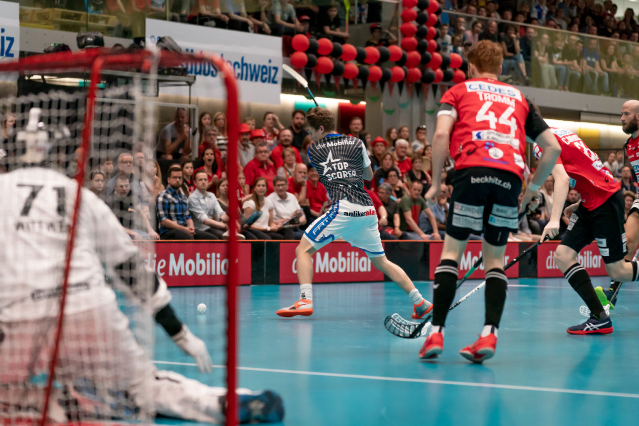 Turnhalle Lust (Maienfeld), 20.04.2019, Unihockey Herren NLA 1/2-Final Spiel 6, Alligator Malans - GC Unihockey, Joël Rüegger (Nr. 95, GC Unihockey) setzt zum Backhandschuss an

(Claudio Schwarz, unihockey-fotos.ch)

Copyright: Claudio Schwarz, unihockey-fotos.ch – Dieses Bild wurde durch swiss unihockey lizenziert und darf ausschliesslich auf den Online-Kanälen von swiss unihockey verwendet werden. Die redaktionelle oder kommerzielle Nutzung durch Dritte (Medien, Vereine, Unternehmen oder Privatpersonen) per Download von diesem flickr-Account ist ausgeschlossen. Das Bild kann bei Interesse via unihockey-fotos.ch kostenpflichtig lizenziert werden. unihockey-fotos.ch behält sich vor, fehlbaren Medien, Vereinen, Unternehmen oder Privatpersonen Bilder mit einem Zuschlag in Rechnung zu stellen.