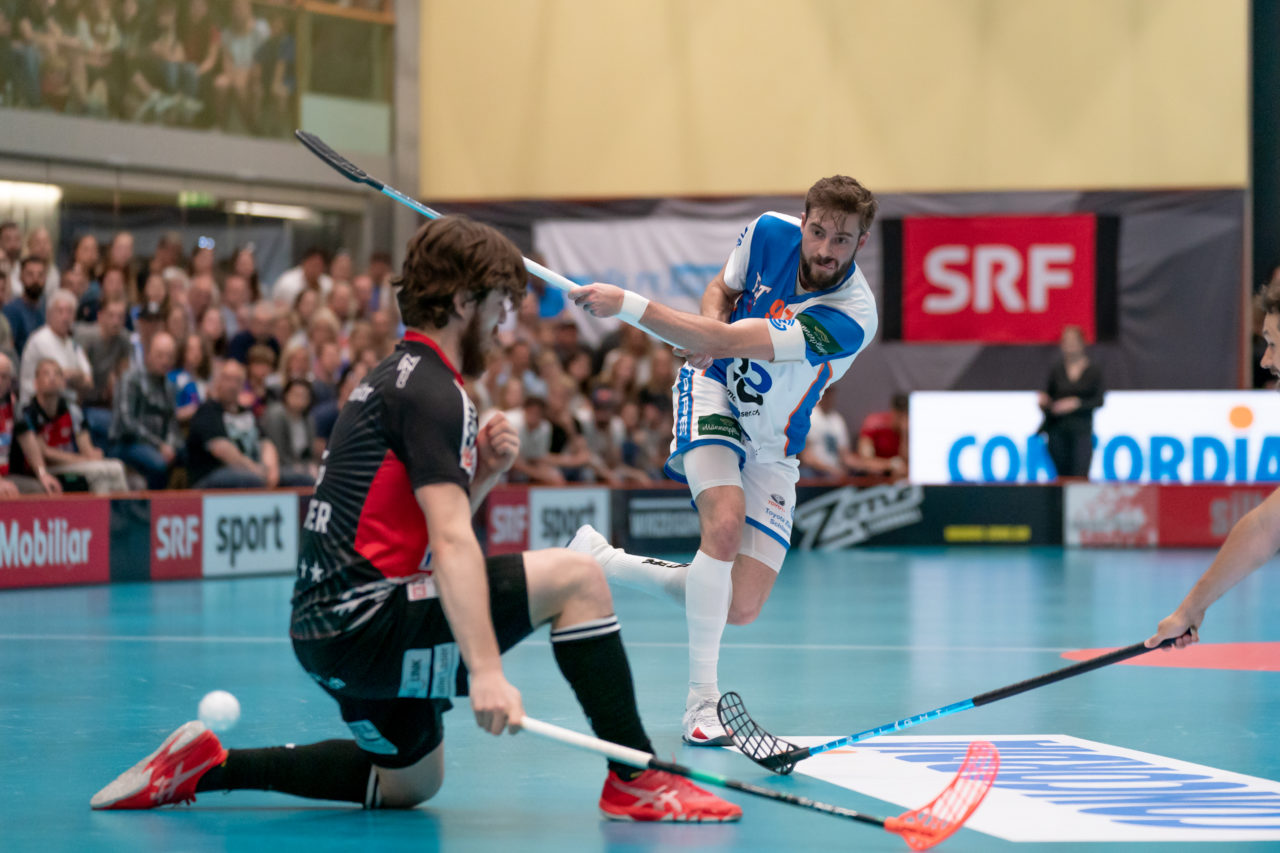 Turnhalle Lust (Maienfeld), 20.04.2019, Unihockey Herren NLA 1/2-Final Spiel 6, Alligator Malans - GC Unihockey, Luca Graf (Nr. 97, GC Unihockey) mit einem Abschlussversuch

(Claudio Schwarz, unihockey-fotos.ch)

Copyright: Claudio Schwarz, unihockey-fotos.ch – Dieses Bild wurde durch swiss unihockey lizenziert und darf ausschliesslich auf den Online-Kanälen von swiss unihockey verwendet werden. Die redaktionelle oder kommerzielle Nutzung durch Dritte (Medien, Vereine, Unternehmen oder Privatpersonen) per Download von diesem flickr-Account ist ausgeschlossen. Das Bild kann bei Interesse via unihockey-fotos.ch kostenpflichtig lizenziert werden. unihockey-fotos.ch behält sich vor, fehlbaren Medien, Vereinen, Unternehmen oder Privatpersonen Bilder mit einem Zuschlag in Rechnung zu stellen.