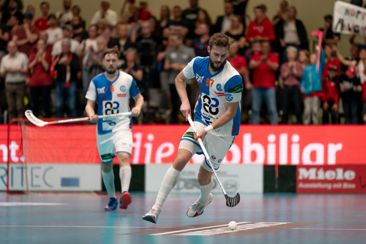 Turnhalle Lust (Maienfeld), 20.04.2019, Unihockey Herren NLA 1/2-Final Spiel 6, Alligator Malans - GC Unihockey, Luca Graf (Nr. 97, GC Unihockey) am Ball

(Claudio Schwarz, unihockey-fotos.ch)

Copyright: Claudio Schwarz, unihockey-fotos.ch – Dieses Bild wurde durch swiss unihockey lizenziert und darf ausschliesslich auf den Online-Kanälen von swiss unihockey verwendet werden. Die redaktionelle oder kommerzielle Nutzung durch Dritte (Medien, Vereine, Unternehmen oder Privatpersonen) per Download von diesem flickr-Account ist ausgeschlossen. Das Bild kann bei Interesse via unihockey-fotos.ch kostenpflichtig lizenziert werden. unihockey-fotos.ch behält sich vor, fehlbaren Medien, Vereinen, Unternehmen oder Privatpersonen Bilder mit einem Zuschlag in Rechnung zu stellen.