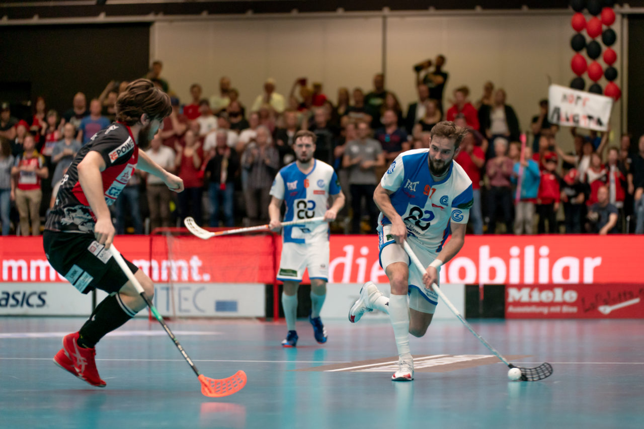 Turnhalle Lust (Maienfeld), 20.04.2019, Unihockey Herren NLA 1/2-Final Spiel 6, Alligator Malans - GC Unihockey, Luca Graf (Nr. 97, GC Unihockey) mit einem Abschlussversuch

(Claudio Schwarz, unihockey-fotos.ch)

Copyright: Claudio Schwarz, unihockey-fotos.ch – Dieses Bild wurde durch swiss unihockey lizenziert und darf ausschliesslich auf den Online-Kanälen von swiss unihockey verwendet werden. Die redaktionelle oder kommerzielle Nutzung durch Dritte (Medien, Vereine, Unternehmen oder Privatpersonen) per Download von diesem flickr-Account ist ausgeschlossen. Das Bild kann bei Interesse via unihockey-fotos.ch kostenpflichtig lizenziert werden. unihockey-fotos.ch behält sich vor, fehlbaren Medien, Vereinen, Unternehmen oder Privatpersonen Bilder mit einem Zuschlag in Rechnung zu stellen.