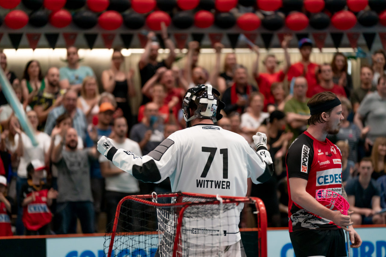 Turnhalle Lust (Maienfeld), 20.04.2019, Unihockey Herren NLA 1/2-Final Spiel 6, Alligator Malans - GC Unihockey, Jonas Wittwer (Nr. 71, Alligator Malans) bejubelt den Sieg

(Claudio Schwarz, unihockey-fotos.ch)

Copyright: Claudio Schwarz, unihockey-fotos.ch – Dieses Bild wurde durch swiss unihockey lizenziert und darf ausschliesslich auf den Online-Kanälen von swiss unihockey verwendet werden. Die redaktionelle oder kommerzielle Nutzung durch Dritte (Medien, Vereine, Unternehmen oder Privatpersonen) per Download von diesem flickr-Account ist ausgeschlossen. Das Bild kann bei Interesse via unihockey-fotos.ch kostenpflichtig lizenziert werden. unihockey-fotos.ch behält sich vor, fehlbaren Medien, Vereinen, Unternehmen oder Privatpersonen Bilder mit einem Zuschlag in Rechnung zu stellen.