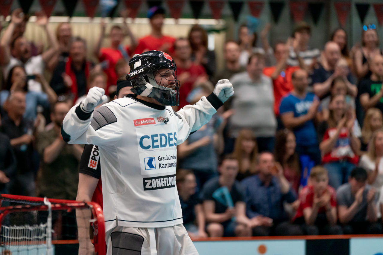 Turnhalle Lust (Maienfeld), 20.04.2019, Unihockey Herren NLA 1/2-Final Spiel 6, Alligator Malans - GC Unihockey, Jonas Wittwer (Nr. 71, Alligator Malans) bejubelt den Sieg

(Claudio Schwarz, unihockey-fotos.ch)

Copyright: Claudio Schwarz, unihockey-fotos.ch – Dieses Bild wurde durch swiss unihockey lizenziert und darf ausschliesslich auf den Online-Kanälen von swiss unihockey verwendet werden. Die redaktionelle oder kommerzielle Nutzung durch Dritte (Medien, Vereine, Unternehmen oder Privatpersonen) per Download von diesem flickr-Account ist ausgeschlossen. Das Bild kann bei Interesse via unihockey-fotos.ch kostenpflichtig lizenziert werden. unihockey-fotos.ch behält sich vor, fehlbaren Medien, Vereinen, Unternehmen oder Privatpersonen Bilder mit einem Zuschlag in Rechnung zu stellen.