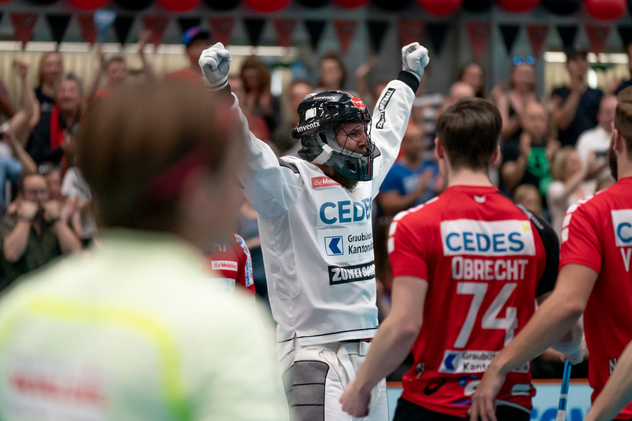 Turnhalle Lust (Maienfeld), 20.04.2019, Unihockey Herren NLA 1/2-Final Spiel 6, Alligator Malans - GC Unihockey, Jonas Wittwer (Nr. 71, Alligator Malans) bejubelt den Sieg

(Claudio Schwarz, unihockey-fotos.ch)

Copyright: Claudio Schwarz, unihockey-fotos.ch – Dieses Bild wurde durch swiss unihockey lizenziert und darf ausschliesslich auf den Online-Kanälen von swiss unihockey verwendet werden. Die redaktionelle oder kommerzielle Nutzung durch Dritte (Medien, Vereine, Unternehmen oder Privatpersonen) per Download von diesem flickr-Account ist ausgeschlossen. Das Bild kann bei Interesse via unihockey-fotos.ch kostenpflichtig lizenziert werden. unihockey-fotos.ch behält sich vor, fehlbaren Medien, Vereinen, Unternehmen oder Privatpersonen Bilder mit einem Zuschlag in Rechnung zu stellen.