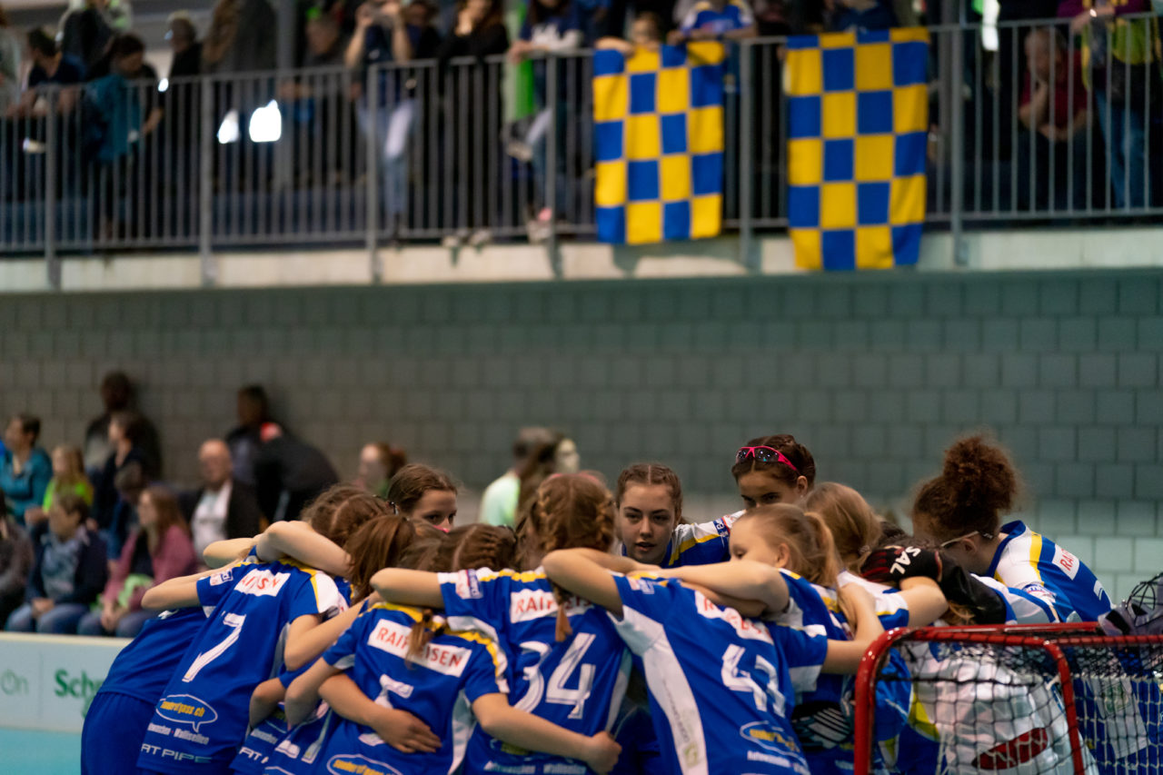 Raiffeisen Arena (Seftigen), 13.04.2019, Unihockey Juniorinnen C Finalrunde Final, Einhorn Hüneberg - Kloten-Dietlikon Jets 

(Claudio Schwarz, unihockey-fotos.ch)

Copyright: Claudio Schwarz, unihockey-fotos.ch – Dieses Bild wurde durch swiss unihockey lizenziert und darf ausschliesslich auf den Online-Kanälen von swiss unihockey verwendet werden. Die redaktionelle oder kommerzielle Nutzung durch Dritte (Medien, Vereine, Unternehmen oder Privatpersonen) per Download von diesem flickr-Account ist ausgeschlossen. Das Bild kann bei Interesse via unihockey-fotos.ch kostenpflichtig lizenziert werden. unihockey-fotos.ch behält sich vor, fehlbaren Medien, Vereinen, Unternehmen oder Privatpersonen Bilder mit einem Zuschlag in Rechnung zu stellen.