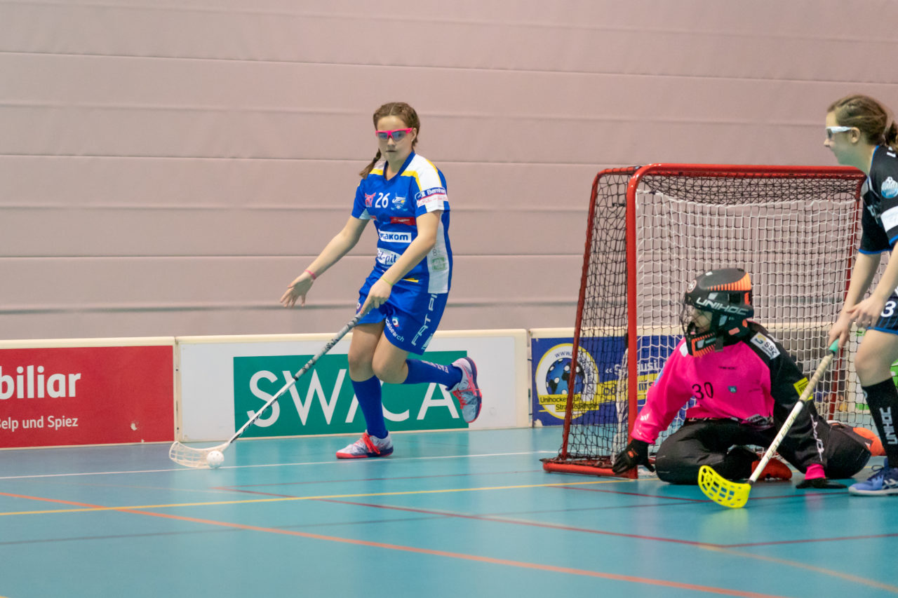 Raiffeisen Arena (Seftigen), 13.04.2019, Unihockey Juniorinnen C Finalrunde Final, Einhorn Hüneberg - Kloten-Dietlikon Jets 

(Claudio Schwarz, unihockey-fotos.ch)

Copyright: Claudio Schwarz, unihockey-fotos.ch – Dieses Bild wurde durch swiss unihockey lizenziert und darf ausschliesslich auf den Online-Kanälen von swiss unihockey verwendet werden. Die redaktionelle oder kommerzielle Nutzung durch Dritte (Medien, Vereine, Unternehmen oder Privatpersonen) per Download von diesem flickr-Account ist ausgeschlossen. Das Bild kann bei Interesse via unihockey-fotos.ch kostenpflichtig lizenziert werden. unihockey-fotos.ch behält sich vor, fehlbaren Medien, Vereinen, Unternehmen oder Privatpersonen Bilder mit einem Zuschlag in Rechnung zu stellen.