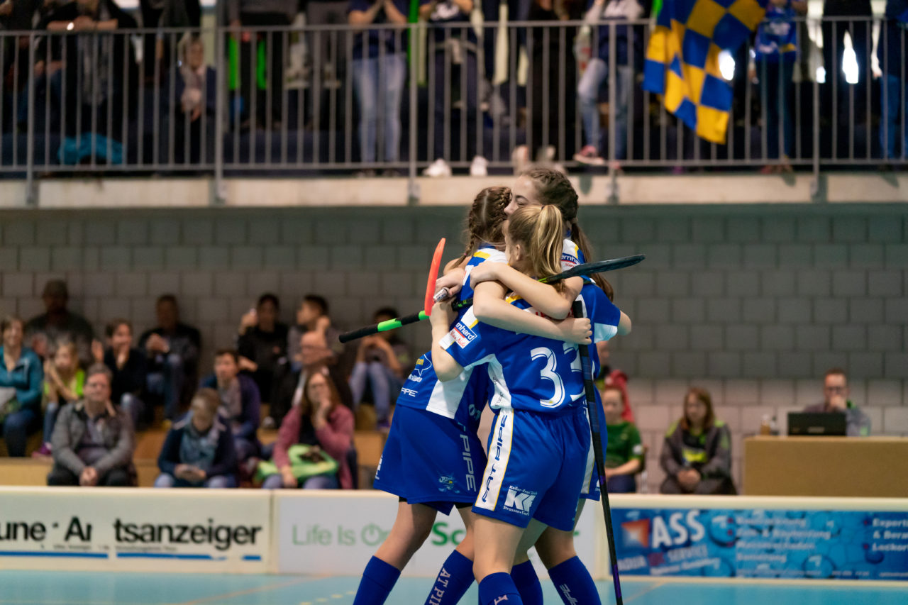 Raiffeisen Arena (Seftigen), 13.04.2019, Unihockey Juniorinnen C Finalrunde Final, Einhorn Hüneberg - Kloten-Dietlikon Jets 

(Claudio Schwarz, unihockey-fotos.ch)

Copyright: Claudio Schwarz, unihockey-fotos.ch – Dieses Bild wurde durch swiss unihockey lizenziert und darf ausschliesslich auf den Online-Kanälen von swiss unihockey verwendet werden. Die redaktionelle oder kommerzielle Nutzung durch Dritte (Medien, Vereine, Unternehmen oder Privatpersonen) per Download von diesem flickr-Account ist ausgeschlossen. Das Bild kann bei Interesse via unihockey-fotos.ch kostenpflichtig lizenziert werden. unihockey-fotos.ch behält sich vor, fehlbaren Medien, Vereinen, Unternehmen oder Privatpersonen Bilder mit einem Zuschlag in Rechnung zu stellen.
