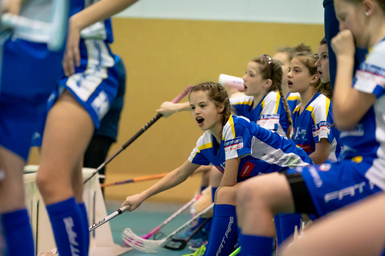 Raiffeisen Arena (Seftigen), 13.04.2019, Unihockey Juniorinnen C Finalrunde Final, Einhorn Hüneberg - Kloten-Dietlikon Jets 

(Claudio Schwarz, unihockey-fotos.ch)

Copyright: Claudio Schwarz, unihockey-fotos.ch – Dieses Bild wurde durch swiss unihockey lizenziert und darf ausschliesslich auf den Online-Kanälen von swiss unihockey verwendet werden. Die redaktionelle oder kommerzielle Nutzung durch Dritte (Medien, Vereine, Unternehmen oder Privatpersonen) per Download von diesem flickr-Account ist ausgeschlossen. Das Bild kann bei Interesse via unihockey-fotos.ch kostenpflichtig lizenziert werden. unihockey-fotos.ch behält sich vor, fehlbaren Medien, Vereinen, Unternehmen oder Privatpersonen Bilder mit einem Zuschlag in Rechnung zu stellen.