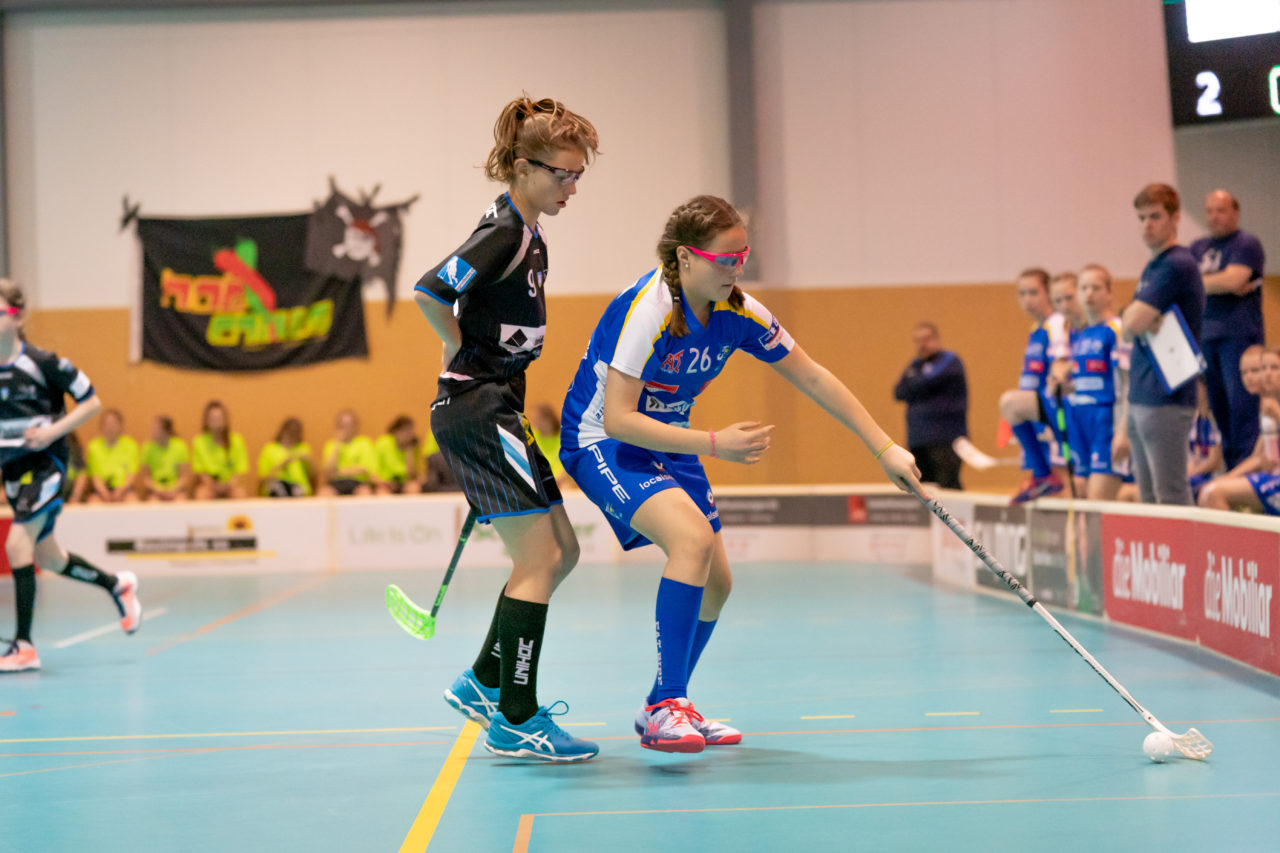Raiffeisen Arena (Seftigen), 13.04.2019, Unihockey Juniorinnen C Finalrunde Final, Einhorn Hüneberg - Kloten-Dietlikon Jets 

(Claudio Schwarz, unihockey-fotos.ch)

Copyright: Claudio Schwarz, unihockey-fotos.ch – Dieses Bild wurde durch swiss unihockey lizenziert und darf ausschliesslich auf den Online-Kanälen von swiss unihockey verwendet werden. Die redaktionelle oder kommerzielle Nutzung durch Dritte (Medien, Vereine, Unternehmen oder Privatpersonen) per Download von diesem flickr-Account ist ausgeschlossen. Das Bild kann bei Interesse via unihockey-fotos.ch kostenpflichtig lizenziert werden. unihockey-fotos.ch behält sich vor, fehlbaren Medien, Vereinen, Unternehmen oder Privatpersonen Bilder mit einem Zuschlag in Rechnung zu stellen.