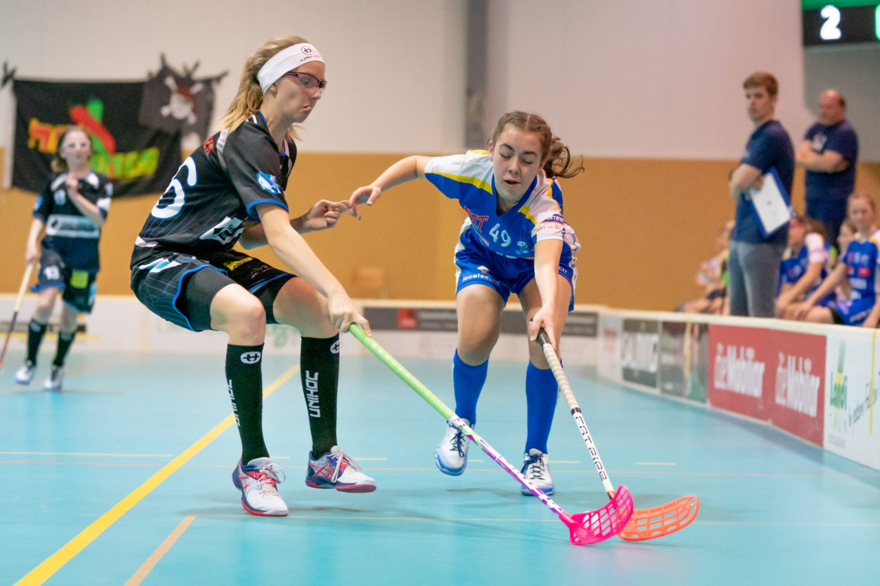 Raiffeisen Arena (Seftigen), 13.04.2019, Unihockey Juniorinnen C Finalrunde Final, Einhorn Hüneberg - Kloten-Dietlikon Jets 

(Claudio Schwarz, unihockey-fotos.ch)

Copyright: Claudio Schwarz, unihockey-fotos.ch – Dieses Bild wurde durch swiss unihockey lizenziert und darf ausschliesslich auf den Online-Kanälen von swiss unihockey verwendet werden. Die redaktionelle oder kommerzielle Nutzung durch Dritte (Medien, Vereine, Unternehmen oder Privatpersonen) per Download von diesem flickr-Account ist ausgeschlossen. Das Bild kann bei Interesse via unihockey-fotos.ch kostenpflichtig lizenziert werden. unihockey-fotos.ch behält sich vor, fehlbaren Medien, Vereinen, Unternehmen oder Privatpersonen Bilder mit einem Zuschlag in Rechnung zu stellen.