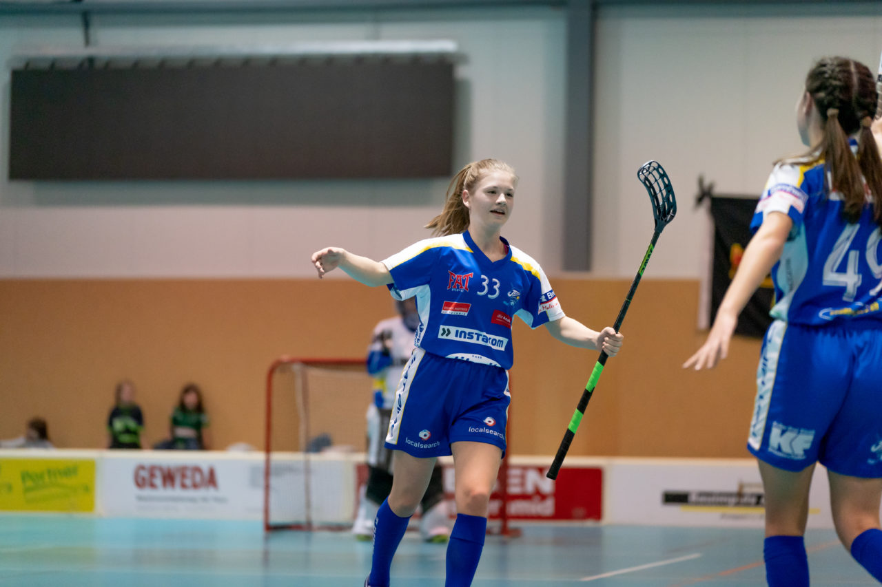 Raiffeisen Arena (Seftigen), 13.04.2019, Unihockey Juniorinnen C Finalrunde Final, Einhorn Hüneberg - Kloten-Dietlikon Jets 

(Claudio Schwarz, unihockey-fotos.ch)

Copyright: Claudio Schwarz, unihockey-fotos.ch – Dieses Bild wurde durch swiss unihockey lizenziert und darf ausschliesslich auf den Online-Kanälen von swiss unihockey verwendet werden. Die redaktionelle oder kommerzielle Nutzung durch Dritte (Medien, Vereine, Unternehmen oder Privatpersonen) per Download von diesem flickr-Account ist ausgeschlossen. Das Bild kann bei Interesse via unihockey-fotos.ch kostenpflichtig lizenziert werden. unihockey-fotos.ch behält sich vor, fehlbaren Medien, Vereinen, Unternehmen oder Privatpersonen Bilder mit einem Zuschlag in Rechnung zu stellen.