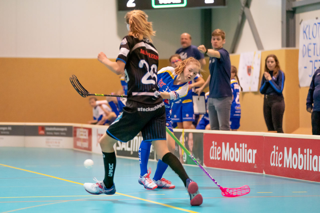 Raiffeisen Arena (Seftigen), 13.04.2019, Unihockey Juniorinnen C Finalrunde Final, Einhorn Hüneberg - Kloten-Dietlikon Jets 

(Claudio Schwarz, unihockey-fotos.ch)

Copyright: Claudio Schwarz, unihockey-fotos.ch – Dieses Bild wurde durch swiss unihockey lizenziert und darf ausschliesslich auf den Online-Kanälen von swiss unihockey verwendet werden. Die redaktionelle oder kommerzielle Nutzung durch Dritte (Medien, Vereine, Unternehmen oder Privatpersonen) per Download von diesem flickr-Account ist ausgeschlossen. Das Bild kann bei Interesse via unihockey-fotos.ch kostenpflichtig lizenziert werden. unihockey-fotos.ch behält sich vor, fehlbaren Medien, Vereinen, Unternehmen oder Privatpersonen Bilder mit einem Zuschlag in Rechnung zu stellen.