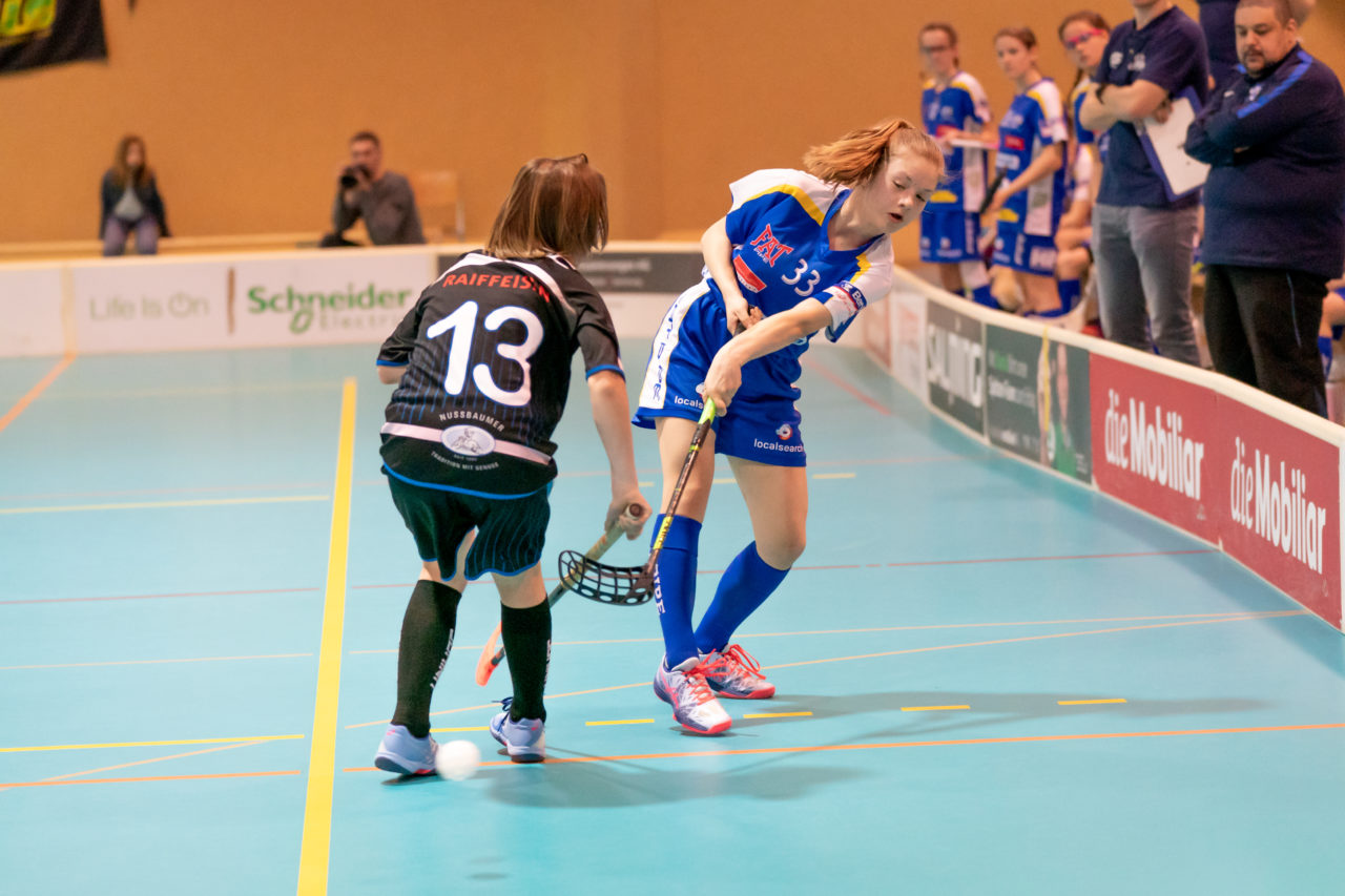 Raiffeisen Arena (Seftigen), 13.04.2019, Unihockey Juniorinnen C Finalrunde Final, Einhorn Hüneberg - Kloten-Dietlikon Jets 

(Claudio Schwarz, unihockey-fotos.ch)

Copyright: Claudio Schwarz, unihockey-fotos.ch – Dieses Bild wurde durch swiss unihockey lizenziert und darf ausschliesslich auf den Online-Kanälen von swiss unihockey verwendet werden. Die redaktionelle oder kommerzielle Nutzung durch Dritte (Medien, Vereine, Unternehmen oder Privatpersonen) per Download von diesem flickr-Account ist ausgeschlossen. Das Bild kann bei Interesse via unihockey-fotos.ch kostenpflichtig lizenziert werden. unihockey-fotos.ch behält sich vor, fehlbaren Medien, Vereinen, Unternehmen oder Privatpersonen Bilder mit einem Zuschlag in Rechnung zu stellen.