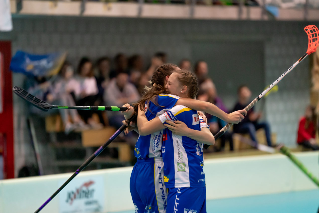 Raiffeisen Arena (Seftigen), 13.04.2019, Unihockey Juniorinnen C Finalrunde Final, Einhorn Hüneberg - Kloten-Dietlikon Jets 

(Claudio Schwarz, unihockey-fotos.ch)

Copyright: Claudio Schwarz, unihockey-fotos.ch – Dieses Bild wurde durch swiss unihockey lizenziert und darf ausschliesslich auf den Online-Kanälen von swiss unihockey verwendet werden. Die redaktionelle oder kommerzielle Nutzung durch Dritte (Medien, Vereine, Unternehmen oder Privatpersonen) per Download von diesem flickr-Account ist ausgeschlossen. Das Bild kann bei Interesse via unihockey-fotos.ch kostenpflichtig lizenziert werden. unihockey-fotos.ch behält sich vor, fehlbaren Medien, Vereinen, Unternehmen oder Privatpersonen Bilder mit einem Zuschlag in Rechnung zu stellen.